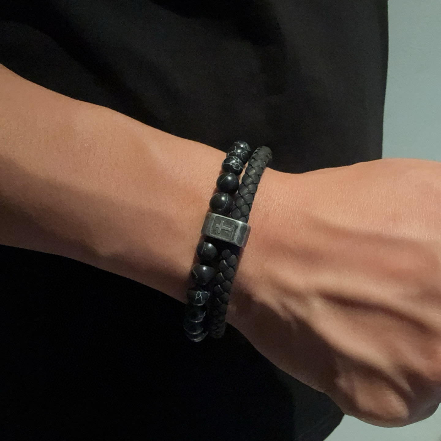 NO:516070,New [Counter Quality] Chrome Hearts Cross Double Leather Bracelet Bracelet, Kuaishou/ins/Little Red Book popular, different concave and convex and convex design styles present unique. Cross Scout flowers are Croxin's logo, so they last longer. Genuine version Chrome Hearts Croxin, different market ordinary light version, match the quality of the version, look at the details of the letter printing, retro old gray oxygen level. Seiko version!  , jewelry boutique, chrome hearts, chrome hearts, bracelet19860909新款【专柜品质】Chrome Hearts克罗心十字架双层皮绳手链手绳,快手/ins/小红书热门,凹凸造型不同的花纹设计风格呈现出与众不同 十字架童军花是克罗心的标志 所以更经久不衰 正品打版Chrome Hearts克罗心 区别市场普通轻版 对版对标品质 看字印细节 复古做旧灰氧程度.精工版本！,饰品精品,chrome hearts,chrome hearts,bracelet,Jewelry