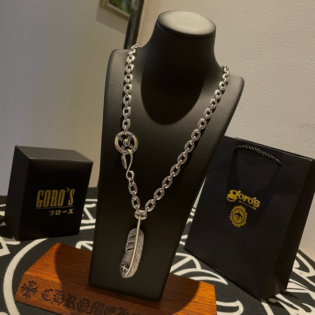 NO:516102,[New Products are on the Shelves] Goro’s Takahashi Goro Feather Pendant, Takahashi Classic Cloak Letter Necklace, Top Version, Accepted Exclusive Shot, Focus on the High-end Market, Kuaishou/ins/Xiaohongshu Hot Style, absolutely different from the ordinary version!  The details of the picture product are consistent with ZP!  Original production process, precision quality, purely handmade, authentic model opening, fashion essentials, both men and women can wear, same couple style, rock punk silver style, retro elements, trendy and versatile, same style on the official website, fine jewelry, necklace19860909批【新品上架】Goro’s高桥吾郎羽毛吊坠,高桥经典环扣字母项链,顶级版本,认准独家拍摄,主攻高端市场 ,快手/ins/小红书热门款,绝对区别普通版本！图片产品细节与ZP一致！原版制作工艺 精工品质 纯手工打造 ～正品开模潮流时尚必备 男女均可佩戴 情侣款同款 摇滚朋克泰银风格 复古元素 潮流百搭 官网同款,饰品精品,necklace,Jewelry
