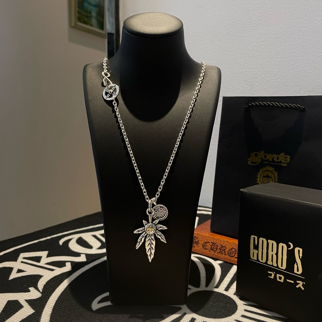 NO:516133,[New Products are on the Shelves] Goro’s Takahashi Goro Maple Leaf Smiling Pendant, Takahashi Classic Necklace, Top Version, Accepted Exclusive Shooting, Focus on the High-end Market, Kuaishou/ins/Xiaohongshu Hot Model, absolutely different from the ordinary version!  The details of the picture product are consistent with ZP!  Original production process, precision quality, purely handmade, authentic model opening, fashion essentials, both men and women can wear, same couple style, rock punk silver style, retro elements, trendy and versatile, same style on the official website, fine jewelry, necklace19860909批【新品上架】Goro’s高桥吾郎枫叶笑脸吊坠,高桥经典项链,顶级版本,认准独家拍摄,主攻高端市场 ,快手/ins/小红书热门款,绝对区别普通版本！图片产品细节与ZP一致！原版制作工艺 精工品质 纯手工打造 ～正品开模潮流时尚必备 男女均可佩戴 情侣款同款 摇滚朋克泰银风格 复古元素 潮流百搭 官网同款,饰品精品,necklace,Jewelry