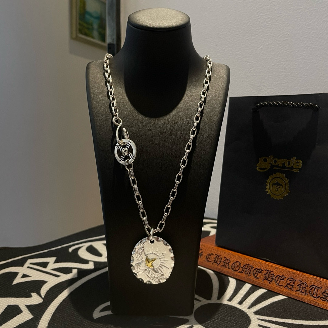 NO:516139,[New Products are on the Shelves] Goro’s Takahashi Goro Silver Cake Eagle Pendant, Takahashi Classic Letter Necklace, Top Version, Accepted Exclusive Shooting, Focus on the High-end Market, Kuaishou/ins/Xiaohongshu popular models, absolutely different from ordinary versions!  The details of the picture product are consistent with ZP!  Original production process, precision quality, purely handmade, authentic model opening, fashion essentials, both men and women can wear, same couple style, rock punk silver style, retro elements, trendy and versatile, same style on the official website, fine jewelry, necklace19860909批【新品上架】Goro’s高桥吾郎银饼老鹰吊坠,高桥经典字母项链,顶级版本,认准独家拍摄,主攻高端市场 ,快手/ins/小红书热门款,绝对区别普通版本！图片产品细节与ZP一致！原版制作工艺 精工品质 纯手工打造 ～正品开模潮流时尚必备 男女均可佩戴 情侣款同款 摇滚朋克泰银风格 复古元素 潮流百搭 官网同款,饰品精品,necklace,Jewelry
