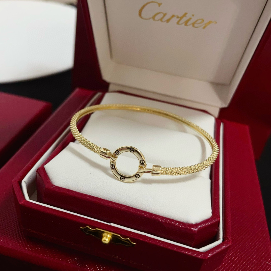 NO:533380,Cartier diamond-set bracelet, high-end customized version, diamond-set craftsmanship, V-gold material, classic and fashionable style, reconstructing love aesthetics with sharp lines!  Breaking the convention, diamond-inlaid design creates a high-end ceiling - no need to build glitz, love should be pure as before. Cartier is loved by many celebrities and internet celebrities. The Leopard series bracelet is definitely an eternal classic, and there is no limit on men and women, and no limit on age!  Wear it you are the focus!  , jewelry boutique, cartier, bracelet19860909卡地亚镶钻手镯 高端定制版本 镶嵌钻工艺 V金材质 经典而时尚风格 用凌厉线条重构爱情美学！打破常规,镶嵌钻设计反而成就高级感天花板——无需浮华堆砌,爱本应纯粹如初 卡地亚受众多明星网红的爱戴 豹子系列手镯 绝对是永恒经典 而且男女不限 年龄不限 ！戴上它你就是焦点！,饰品精品,cartier,bracelet,Jewelry