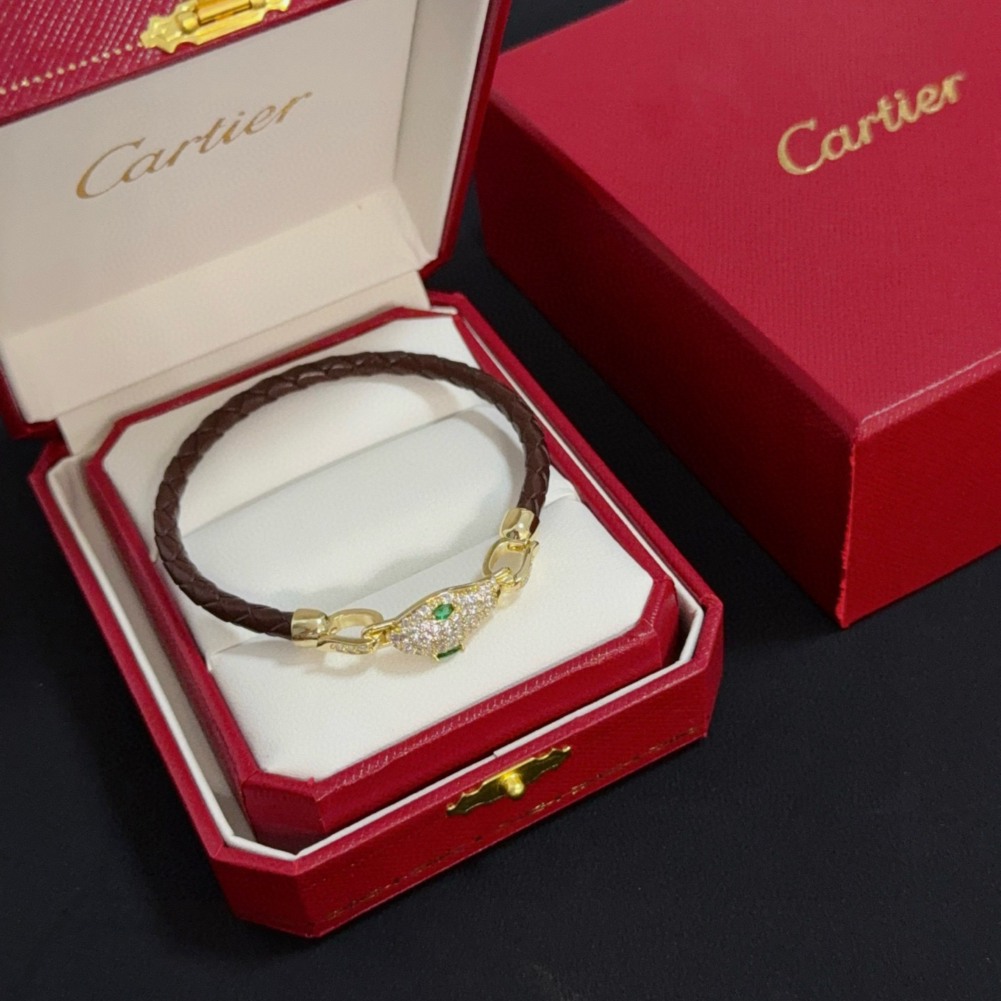 NO:533386,Cartier snake head diamond-inlaid leather rope bracelet high-end customized version diamond inlaid craft V gold material classic and fashionable style reconstructs love aesthetics with sharp lines!  Breaking the convention, diamond-inlaid design creates a high-end ceiling - no need to build glitz, love should be pure as before. Cartier is loved by many celebrities and internet celebrities. The Leopard series bracelet is definitely an eternal classic, and there is no limit on men and women, and no limit on age!  Wear it you are the focus!  , jewelry boutique, cartier, bracelet19860909卡地亚蛇头镶钻皮绳手镯 高端定制版本 镶嵌钻工艺 V金材质 经典而时尚风格 用凌厉线条重构爱情美学！打破常规,镶嵌钻设计反而成就高级感天花板——无需浮华堆砌,爱本应纯粹如初 卡地亚受众多明星网红的爱戴 豹子系列手镯 绝对是永恒经典 而且男女不限 年龄不限 ！戴上它你就是焦点！,饰品精品,cartier,bracelet,Jewelry