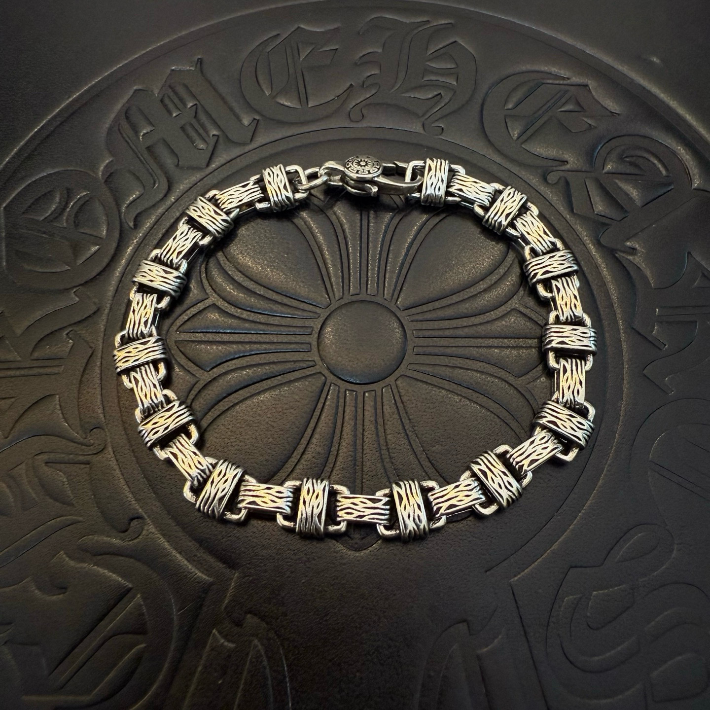 NO:543038,New [Counter Quality] Chrome Hearts Croxin classic retro bracelet with different concave and convex shapes, presenting unique styles. Cross Scout flowers are Croxin's ambitions, so they last longer. Genuine version of Chrome Hearts Croxin necklace, different from the market, match the quality, look at the details of the letter printing, retro old gray oxygen level. Seiko version!  !  !  Pure handmade ~ Authentic model opening must-have fashion and fashion, can be worn by both men and women, same style for couples, original official website, rock punk style silver style, retro elements, trendy and versatile!  , jewelry boutique, chrome hearts, chrome hearts, necklace, bracelet19860909新款【专柜品质】Chrome Hearts克罗心经典复古手链 凹凸造型不同的花纹设计风格 呈现出与众不同 十字架 童军花是克罗心的志 所以更经久不衰 正品打版Chrome Hearts克罗心项链 区别市场普通轻版 对版对标品质 看字印细节 复古做旧灰氧程度.精工版本！！！ 纯手工打造 ～正品开模潮流时尚必备 男女均可佩戴 情侣同款 官网原版 摇滚朋克泰银风格 复古元素 潮流百搭！,饰品精品,chrome hearts,chrome hearts,necklace,bracelet,Jewelry