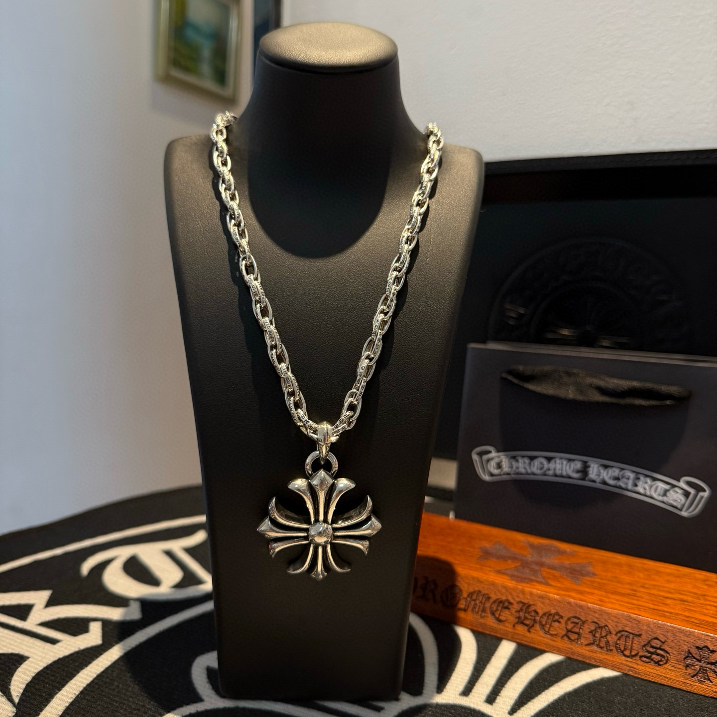 NO:543041,New [Counter Quality] Chrome Hearts Croxin letter buckle necklace Large cross flower pendant Different pattern design styles present unique cross Scout flowers are Croxin's ambitions, so they last longer. Genuine version Chrome Hearts Croxin is different from the market ordinary light version, match the quality of the version, look at the details of the letter printing, retro old gray oxygen level. Seiko version!  !  !  Pure handmade ~ Authentic model opening must-have fashion and fashion, can be worn by both men and women, same style for couples, original official website, rock punk style silver style, retro elements, trendy and versatile!  , jewelry boutique, chrome hearts, chrome hearts, necklace19860909新款【专柜品质】Chrome Hearts克罗心字母环扣项链 大号十字花吊坠 凹凸造型不同的花纹设计风格 呈现出与众不同 十字架 童军花是克罗心的志 所以更经久不衰 正品打版Chrome Hearts克罗心 区别市场普通轻版 对版对标品质 看字印细节 复古做旧灰氧程度.精工版本！！！ 纯手工打造 ～正品开模潮流时尚必备 男女均可佩戴 情侣同款 官网原版 摇滚朋克泰银风格 复古元素 潮流百搭！,饰品精品,chrome hearts,chrome hearts,necklace,Jewelry