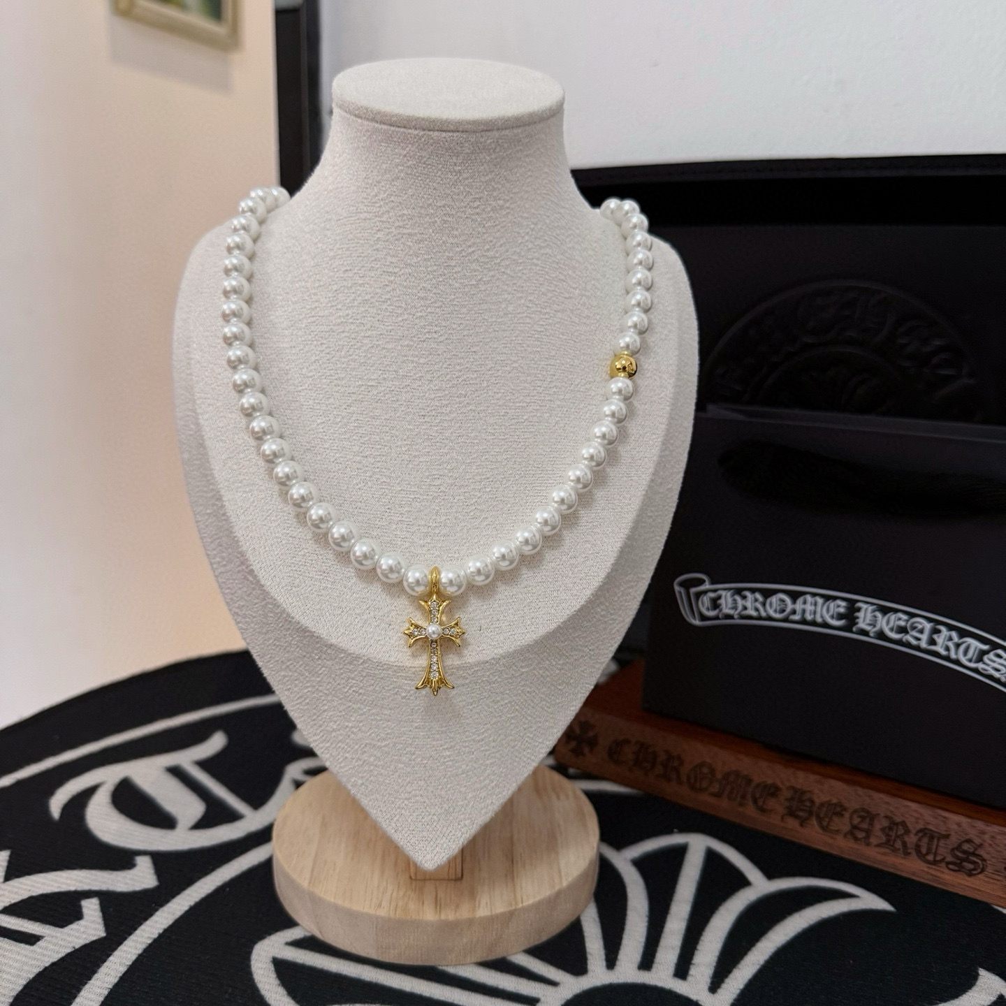 NO:543064,Croxin xmikimoto co-branded cross necklace, the recent hot pearl series, the collision of silver and pearls, the details are very detailed, the same style of anglababy, the cool rock style and elegant classical beauty., the fine jewelry, chrome hearts, necklace19860909克罗心xmikimoto联名十字架项链 近期大火的珍珠系列 银和珍珠的碰撞 细节非常细致 anglababy同款 酷飒摇滚风又带着优雅古典美.,饰品精品,chrome hearts,necklace,Jewelry