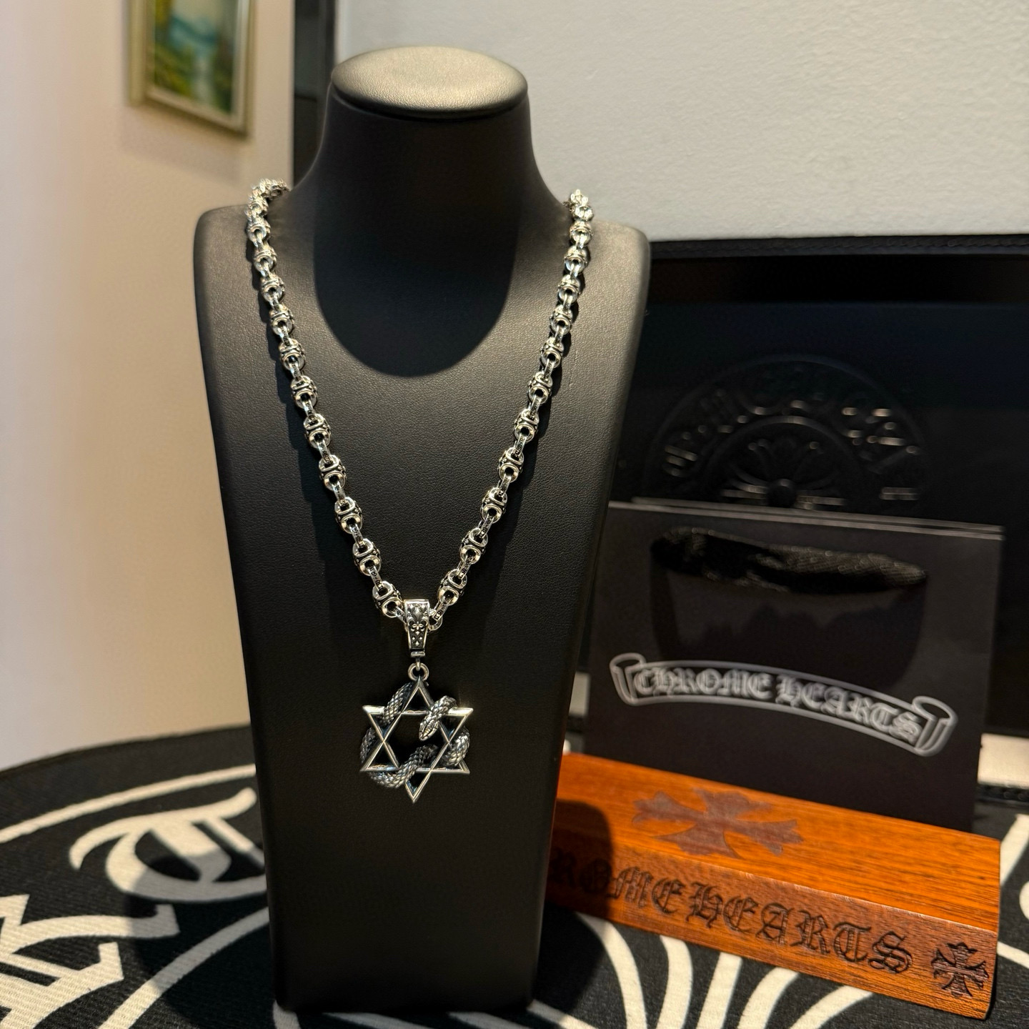 NO:543044,New [Counter Quality] Chrome Hearts Croxin Classic Retro Cross Ball Necklace, Vine Flower Cross Pendant, Different Concave and Convex and Convex Design Styles, Showing a unique style. Cross Scout Flower is Croxin's ambition, so it lasts for a long time. Genuine Chrome Hearts Croxin Difference to the market ordinary light version, benchmarking the quality of the version, looking at the details of the letter printing, retro old gray oxygen level. Seiko version!  !  !  Pure handmade ~ Authentic model opening must-have fashion and fashion, can be worn by both men and women, same style for couples, original official website, rock punk style silver style, retro elements, trendy and versatile!  , jewelry boutique, chrome hearts, chrome hearts, necklace19860909新款【专柜品质】Chrome Hearts克罗心经典复古十字花球项链 藤花十字架吊坠 凹凸造型不同的花纹设计风格 呈现出与众不同 十字架 童军花是克罗心的志 所以更经久不衰 正品打版Chrome Hearts克罗心 区别市场普通轻版 对版对标品质 看字印细节 复古做旧灰氧程度.精工版本！！！ 纯手工打造 ～正品开模潮流时尚必备 男女均可佩戴 情侣同款 官网原版 摇滚朋克泰银风格 复古元素 潮流百搭！,饰品精品,chrome hearts,chrome hearts,necklace,Jewelry