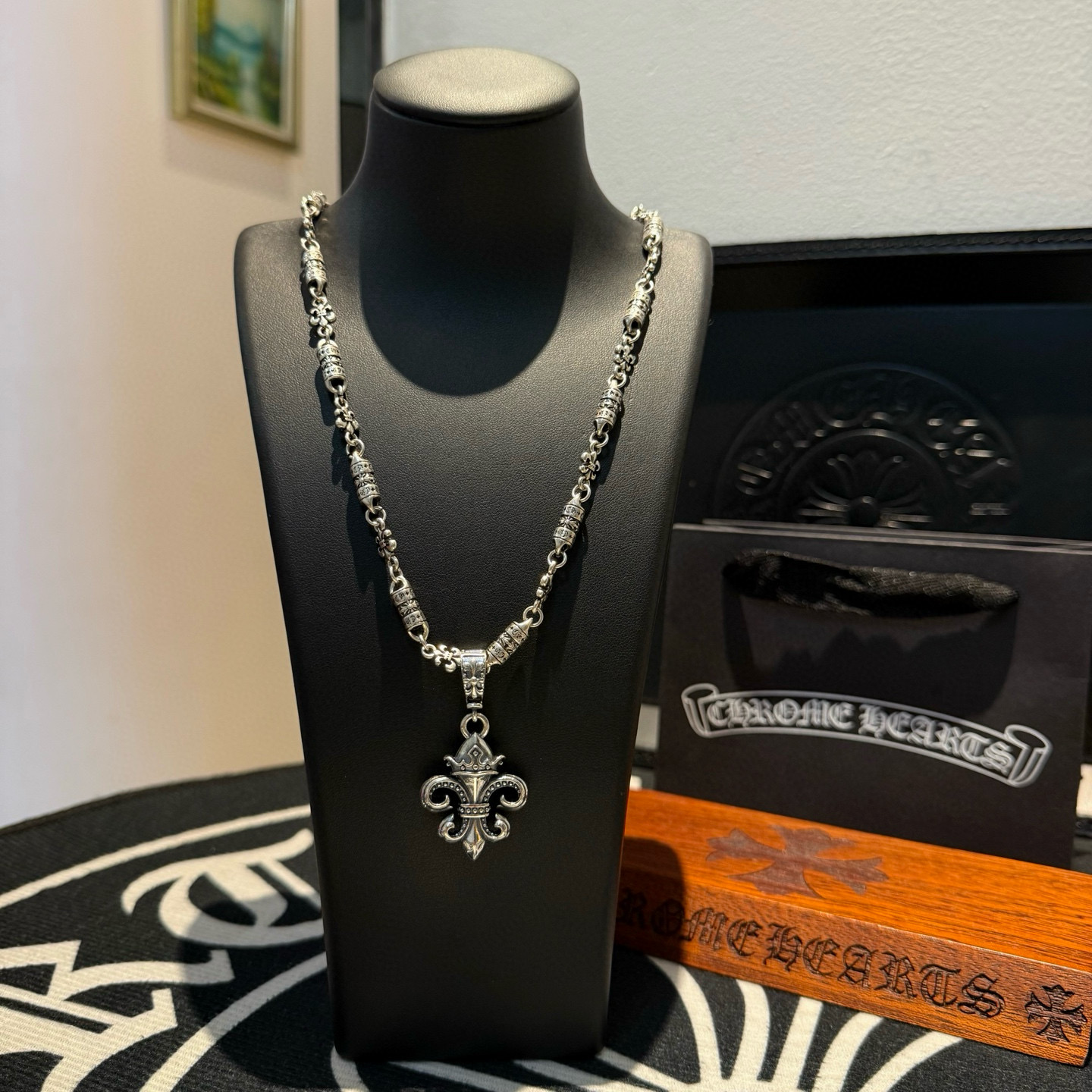 NO:543047,New [Counter Quality] Chrome Hearts Croxin Classic Scout Flower Necklace Scout Flower Pendant Different Concave and Convex Scout Flowers present unique styles Cross Scout Flowers are Croxin's ambitions, so they last longer. Genuine version of Chrome Hearts Croxin Difference to the market ordinary light version, match the quality of the version, look at the details of the letter printing, retro old gray oxygen level. Seiko version!  !  !  Pure handmade ~ Authentic model opening must-have fashion and fashion, both men and women can wear it, same style for couples, original official website, rock punk style silver style, retro elements, trendy and versatile!  , jewelry boutique, chrome hearts, chrome hearts, necklace19860909新款【专柜品质】Chrome Hearts克罗心经典童军花项链 童军花吊坠 凹凸造型不同的花纹设计风格 呈现出与众不同 十字架 童军花是克罗心的志 所以更经久不衰 正品打版Chrome Hearts克罗心 区别市场普通轻版 对版对标品质 看字印细节 复古做旧灰氧程度.精工版本！！！ 纯手工打造 ～正品开模潮流时尚必备 男女均可佩戴 情侣同款 官网原版 摇滚朋克泰银风格 复古元素 潮流百搭！,饰品精品,chrome hearts,chrome hearts,necklace,Jewelry