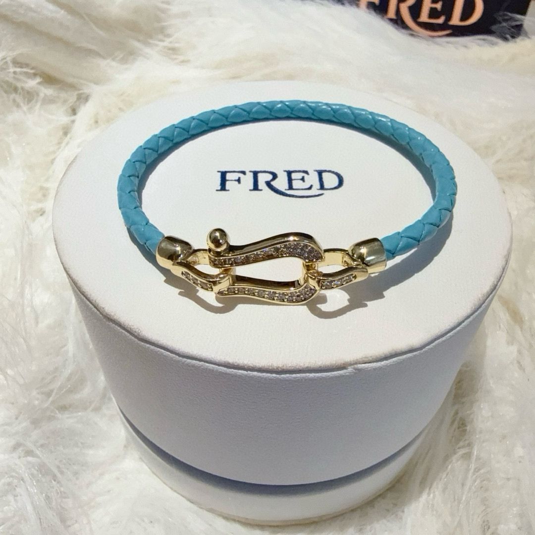 NO:557025,Popular Frederic full-diamond horseshoe buckle bracelet, classic and versatile, a must-have item for fashionistas, fashionable and exquisite, 11 pairs of customized versions, thickened 18k electroplating process, very versatile!  !  , jewelry boutique, bracelet19860909火爆 费雷德满钻马蹄扣手镯手绳,经典百搭,网红达人 时尚一族备必单品,时尚精致,11对版定制,加厚电镀18k工艺,上手效果非常百搭！！,饰品精品,bracelet,Jewelry