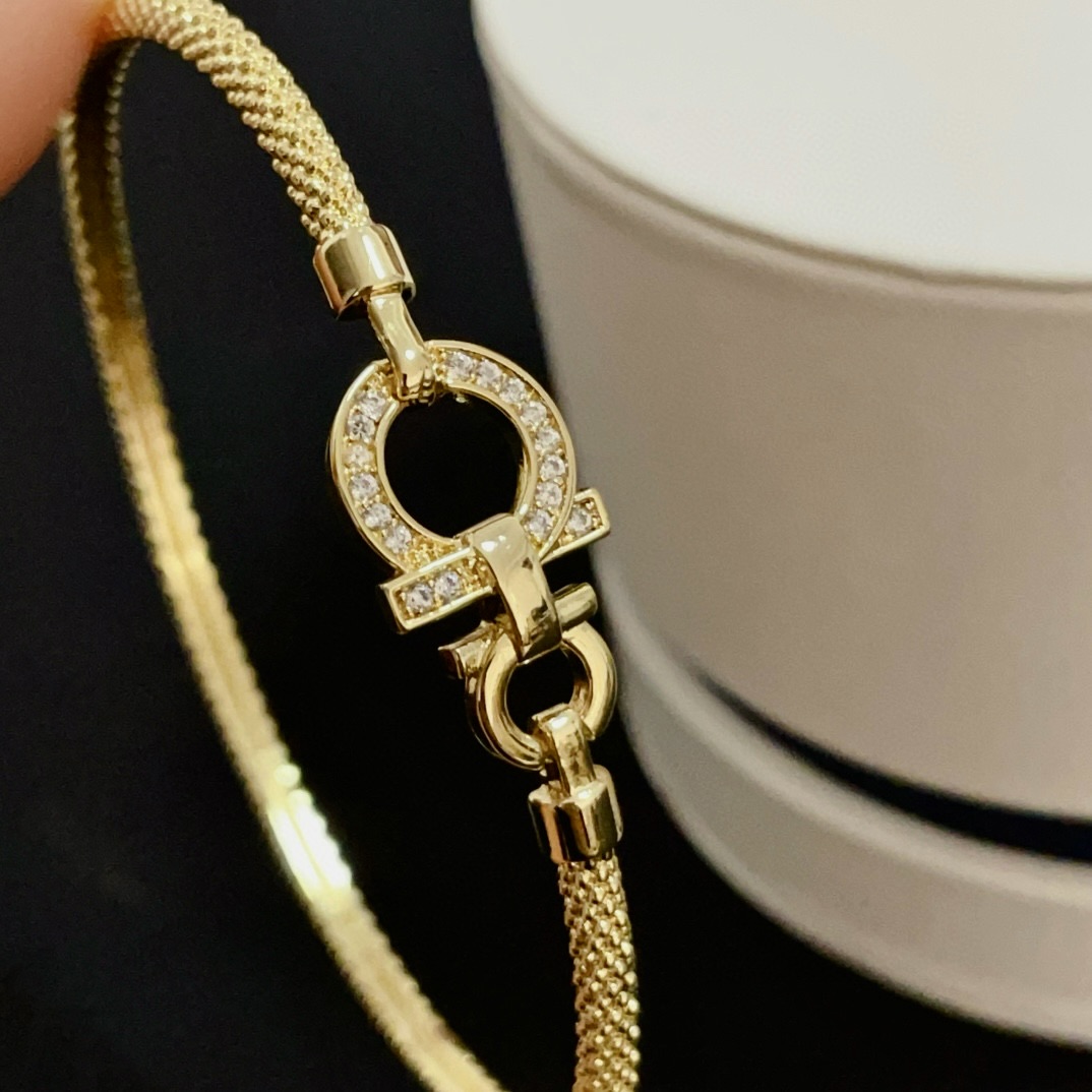 NO:557044,Popular Frederic full diamond horseshoe buckle bracelet, classic and versatile, a must-have item for fashionistas, fashionable and exquisite, 11 pairs of customized versions, thickened 18k electroplating process, the effect is very versatile!  !  , jewelry boutique, bracelet19860909火爆 费雷德满钻马蹄扣手镯 经典百搭,网红达人 时尚一族备必单品,时尚精致,11对版定制,加厚电镀18k工艺,上手效果非常百搭！！,饰品精品,bracelet,Jewelry