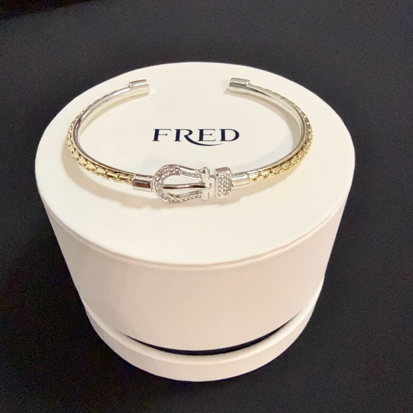 NO:557114,Popular Frederic full-diamond horseshoe buckle open bracelet bracelet, classic and versatile, a must-have item for fashionistas, fashionable and exquisite, 11 pairs of customized versions, the difference is that the ordinary version on the market, thickened 18k electroplating process, the effect is very versatile!  !  , jewelry boutique, bracelet19860909火爆 费雷德满钻马蹄扣开口手镯手绳,经典百搭,网红达人 时尚一族备必单品,时尚精致,11对版定制,区别在于市面上普通版本,加厚电镀18k工艺,上手效果非常百搭！！,饰品精品,bracelet,Jewelry