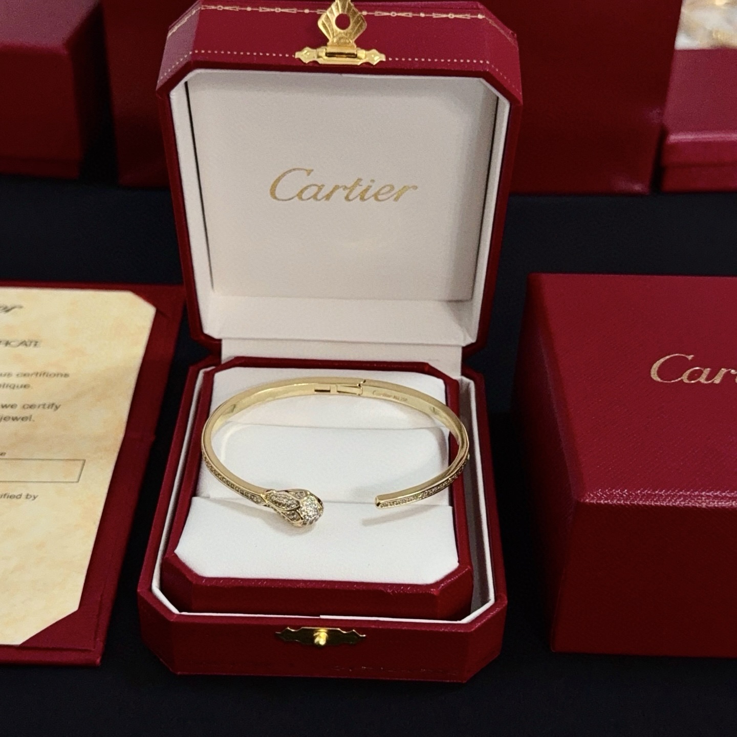 NO:557024,Cartier diamond-encrusted bracelet, high-end customized version, diamond-encrusted craftsmanship, V gold material, classic and fashionable style, reconstruct the aesthetics of love with sharp lines!  Breaking the rules, the diamond-encrusted design actually achieves the ceiling of high-end sense - no need for flashy accumulation, love should be as pure as ever. Cartier is loved by many celebrities and Internet celebrities. The Leopard series bracelet is absolutely an eternal classic, and it is not limited to men and women, and there is no age limit!  Wear it and you will be the center of attention!  , jewelry boutique, cartier, bracelet19860909卡地亚镶钻手镯 高端定制版本 镶嵌钻工艺 V金材质 经典而时尚风格 用凌厉线条重构爱情美学！打破常规,镶嵌钻设计反而成就高级感天花板——无需浮华堆砌,爱本应纯粹如初 卡地亚受众多明星网红的爱戴 豹子系列手镯 绝对是永恒经典 而且男女不限 年龄不限 ！戴上它你就是焦点！,饰品精品,cartier,bracelet,Jewelry