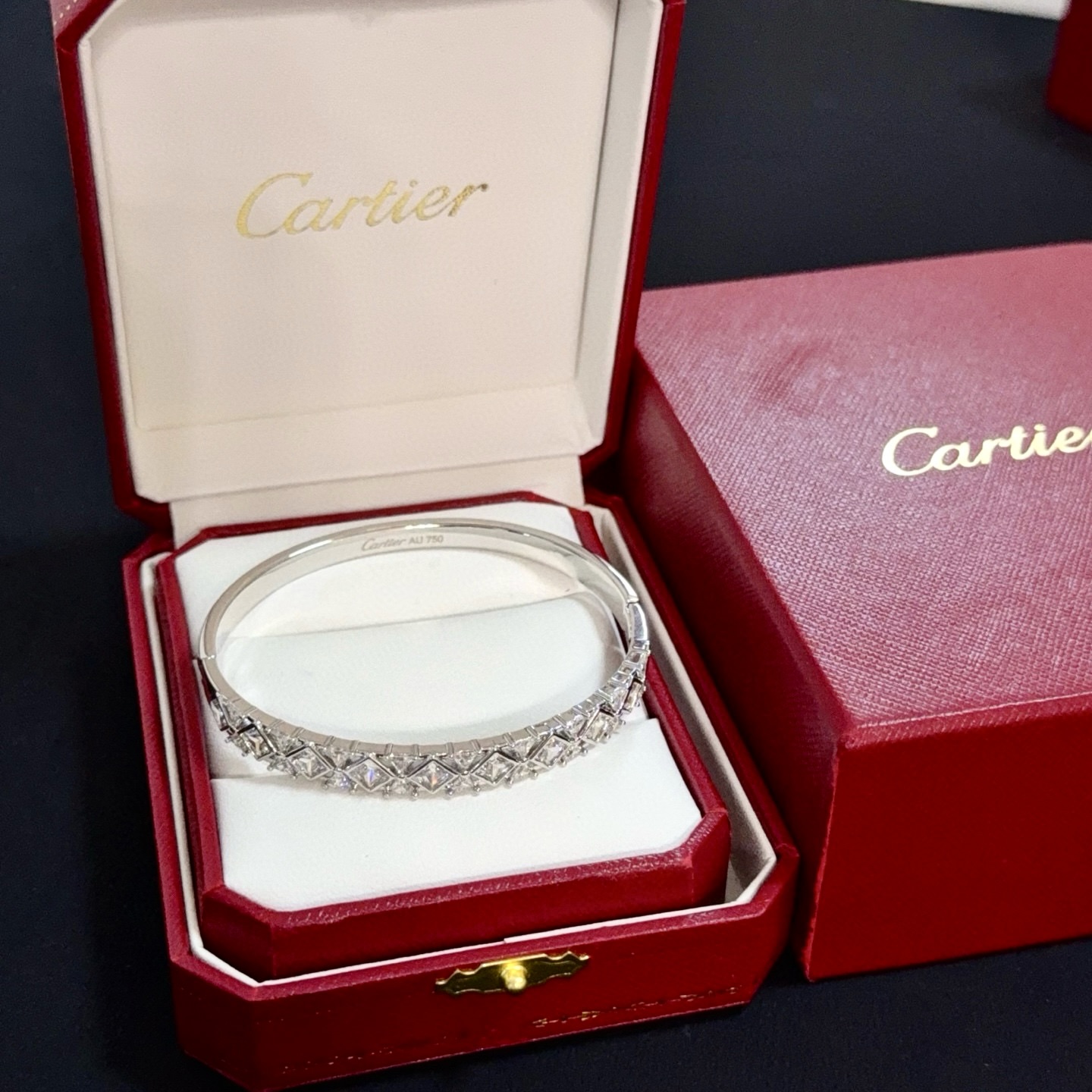 NO:557041,Cartier diamond-encrusted bracelet, high-end customized version, diamond-encrusted craftsmanship, V gold material, classic and fashionable style, reconstruct the aesthetics of love with sharp lines!  Breaking the rules, the diamond-encrusted design actually achieves the ceiling of high-end sense - no need for flashy accumulation, love should be as pure as ever. Cartier is loved by many celebrities and Internet celebrities. The Leopard series bracelet is absolutely an eternal classic, and it is not limited to men and women, and there is no age limit!  Wear it and you will be the center of attention!  , jewelry boutique, cartier, bracelet19860909卡地亚镶钻手镯 高端定制版本 镶嵌钻工艺 V金材质 经典而时尚风格 用凌厉线条重构爱情美学！打破常规,镶嵌钻设计反而成就高级感天花板——无需浮华堆砌,爱本应纯粹如初 卡地亚受众多明星网红的爱戴 豹子系列手镯 绝对是永恒经典 而且男女不限 年龄不限 ！戴上它你就是焦点！,饰品精品,cartier,bracelet,Jewelry