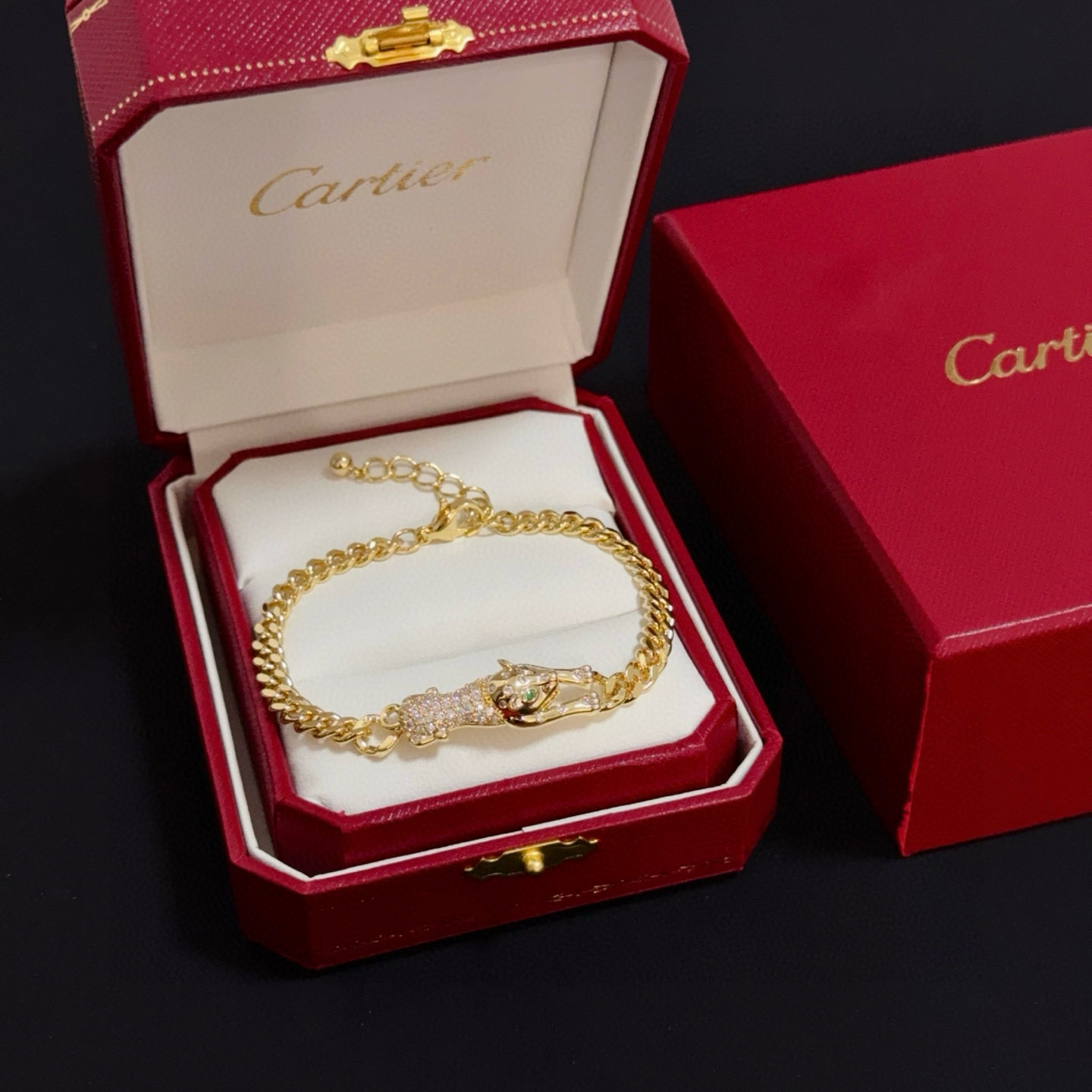 NO:557052,Cartier diamond-encrusted leopard head bracelet, high-end customized version, diamond-encrusted craftsmanship, V gold material, classic and fashionable style, reconstruct the aesthetics of love with sharp lines!  Breaking the rules, the diamond-encrusted design actually achieves the ceiling of high-end sense - no need for flashy accumulation, love should be as pure as ever. Cartier is loved by many celebrities and Internet celebrities. The Leopard series bracelet is absolutely an eternal classic, and it is not limited to men and women, and there is no age limit!  Wear it and you will be the center of attention!  , jewelry boutique,cartier,bracelet,bracelet19860909卡地亚镶钻豹头手链 高端定制版本 镶嵌钻工艺 V金材质 经典而时尚风格 用凌厉线条重构爱情美学！打破常规,镶嵌钻设计反而成就高级感天花板——无需浮华堆砌,爱本应纯粹如初 卡地亚受众多明星网红的爱戴 豹子系列手镯 绝对是永恒经典 而且男女不限 年龄不限 ！戴上它你就是焦点！,饰品精品,cartier,bracelet,bracelet,Jewelry