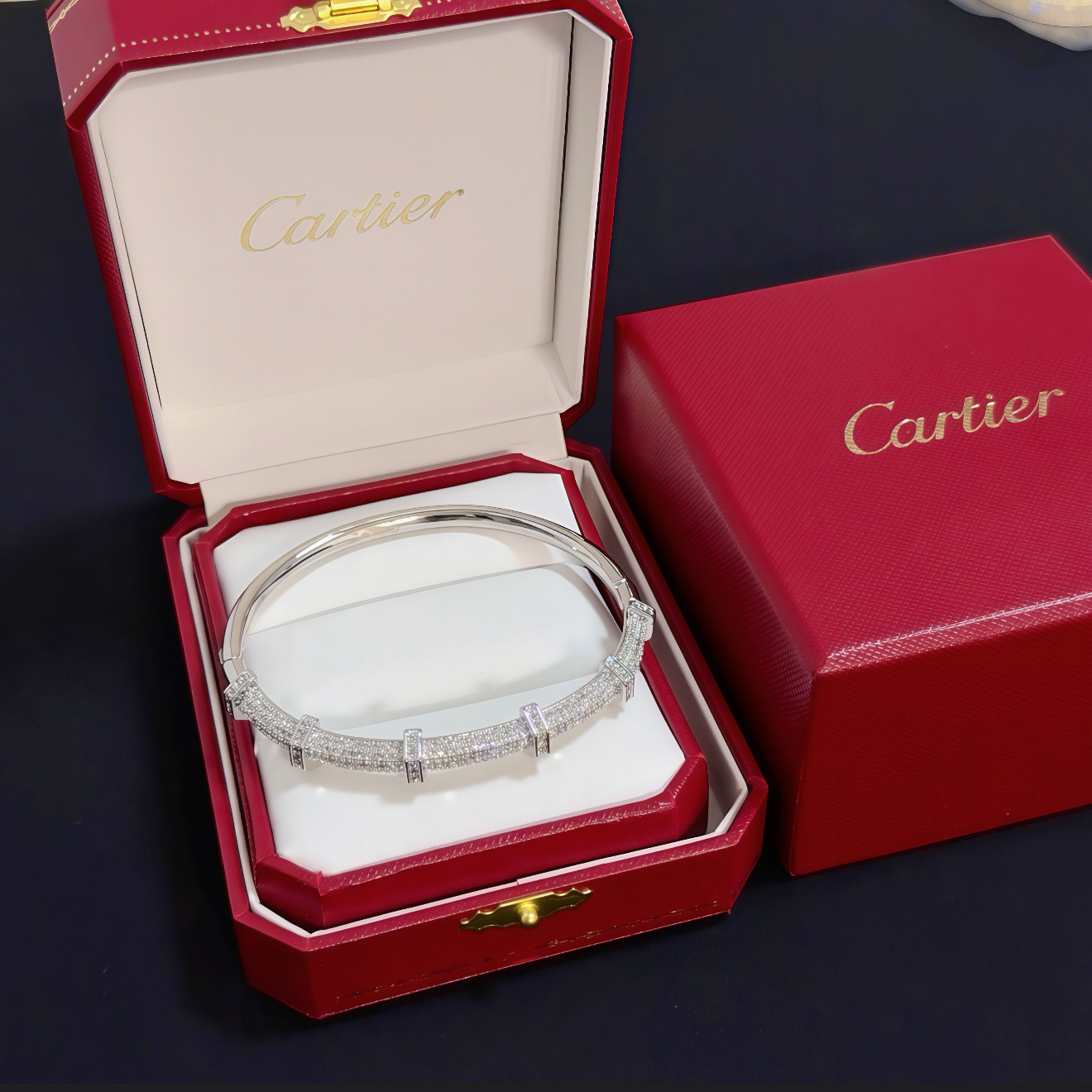 NO:557043,Cartier diamond-encrusted bracelet, high-end customized version, diamond-encrusted craftsmanship, V gold material, classic and fashionable style, reconstruct the aesthetics of love with sharp lines!  Breaking the rules, the diamond-encrusted design actually achieves the ceiling of high-end sense - no need for flashy accumulation, love should be as pure as ever. Cartier is loved by many celebrities and Internet celebrities. The Leopard series bracelet is absolutely an eternal classic, and it is not limited to men and women, and there is no age limit!  Wear it and you will be the center of attention!  , jewelry boutique, cartier, bracelet19860909卡地亚镶钻手镯 高端定制版本 镶嵌钻工艺 V金材质 经典而时尚风格 用凌厉线条重构爱情美学！打破常规,镶嵌钻设计反而成就高级感天花板——无需浮华堆砌,爱本应纯粹如初 卡地亚受众多明星网红的爱戴 豹子系列手镯 绝对是永恒经典 而且男女不限 年龄不限 ！戴上它你就是焦点！,饰品精品,cartier,bracelet,Jewelry