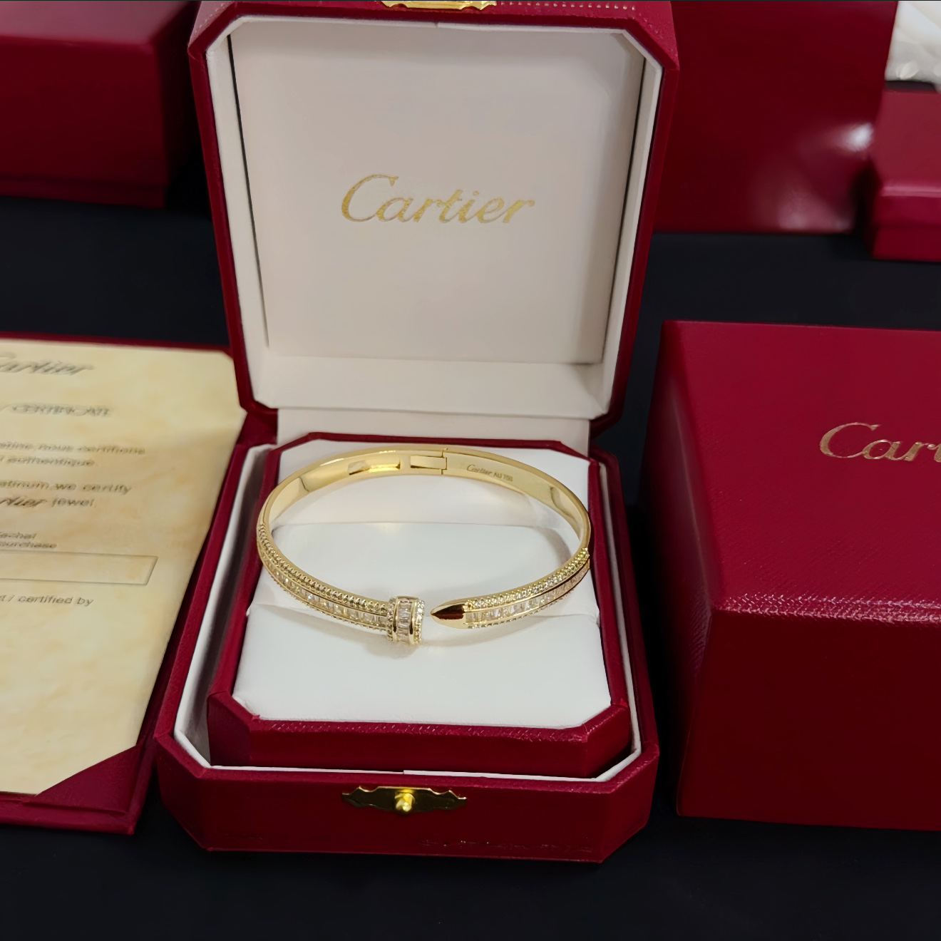 NO:557050,Cartier diamond-encrusted bracelet, high-end customized version, diamond-encrusted craftsmanship, V gold material, classic and fashionable style, reconstruct the aesthetics of love with sharp lines!  Breaking the rules, the diamond-encrusted design actually achieves the ceiling of high-end sense - no need for flashy accumulation, love should be as pure as ever. Cartier is loved by many celebrities and Internet celebrities. The Leopard series bracelet is absolutely an eternal classic, and it is not limited to men and women, and there is no age limit!  Wear it and you will be the center of attention!  , jewelry boutique, cartier, bracelet19860909卡地亚镶钻手镯 高端定制版本 镶嵌钻工艺 V金材质 经典而时尚风格 用凌厉线条重构爱情美学！打破常规,镶嵌钻设计反而成就高级感天花板——无需浮华堆砌,爱本应纯粹如初 卡地亚受众多明星网红的爱戴 豹子系列手镯 绝对是永恒经典 而且男女不限 年龄不限 ！戴上它你就是焦点！,饰品精品,cartier,bracelet,Jewelry