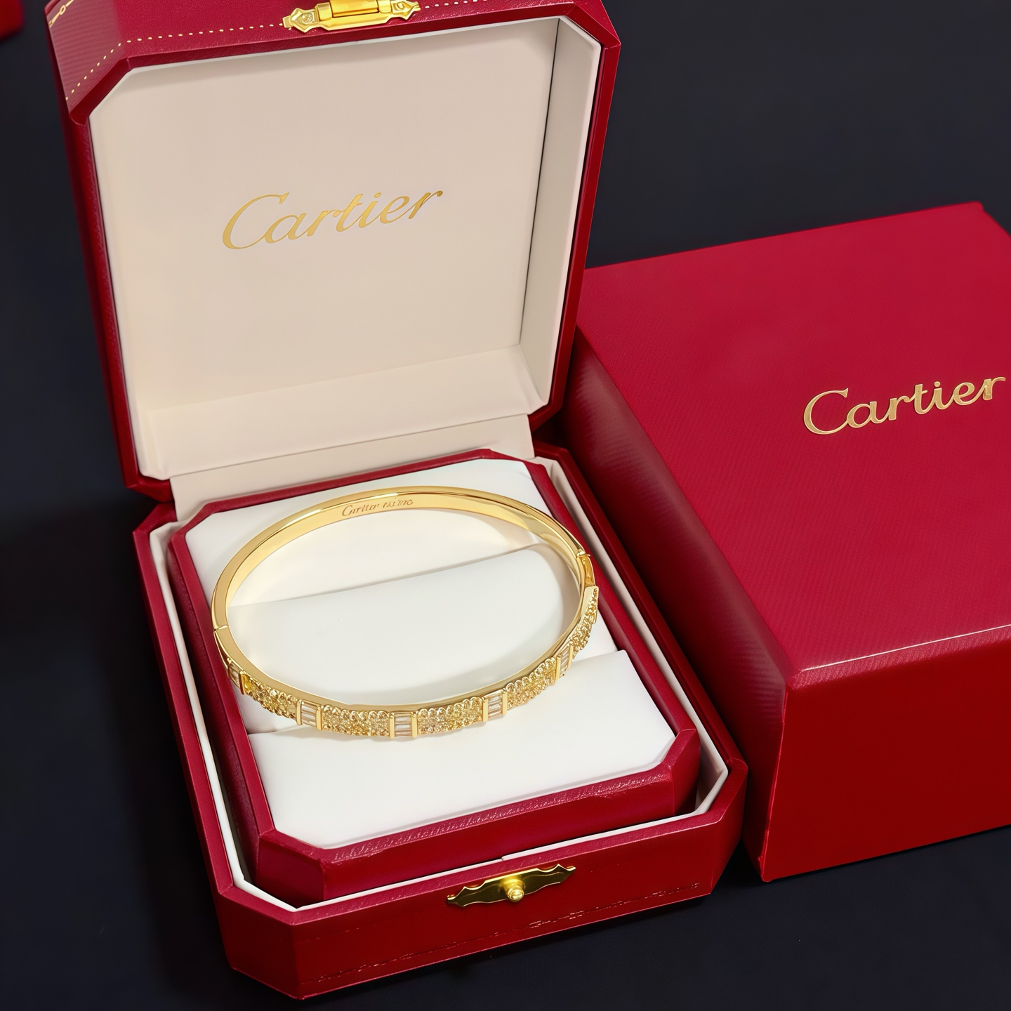 NO:557138,Cartier diamond-encrusted bracelet, high-end customized version, diamond-encrusted craftsmanship, V gold material, classic and fashionable style, reconstruct the aesthetics of love with sharp lines!  Breaking the rules, the diamond-encrusted design actually achieves the ceiling of high-end sense - no need for flashy accumulation, love should be as pure as ever. Cartier is loved by many celebrities and Internet celebrities. The Leopard series bracelet is absolutely an eternal classic, and it is not limited to men and women, and there is no age limit!  Wear it and you will be the center of attention!  , jewelry boutique, cartier, bracelet19860909卡地亚镶钻手镯 高端定制版本 镶嵌钻工艺 V金材质 经典而时尚风格 用凌厉线条重构爱情美学！打破常规,镶嵌钻设计反而成就高级感天花板——无需浮华堆砌,爱本应纯粹如初 卡地亚受众多明星网红的爱戴 豹子系列手镯 绝对是永恒经典 而且男女不限 年龄不限 ！戴上它你就是焦点！,饰品精品,cartier,bracelet,Jewelry