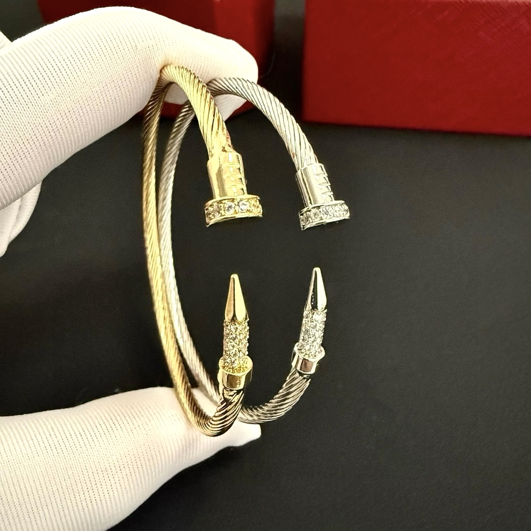 NO:557146,Cartier nail-encrusted diamond bracelet. High-end customized version. Diamond-encrusted craftsmanship. V gold material. Classic and fashionable style. Reconstruct the aesthetics of love with sharp lines!  Breaking the rules, the diamond-encrusted design actually achieves the ceiling of high-end sense - no need for flashy accumulation, love should be as pure as ever. Cartier is loved by many celebrities and Internet celebrities. The Leopard series bracelet is absolutely an eternal classic, and it is not limited to men and women, and there is no age limit!  Wear it and you will be the center of attention!  , jewelry boutique, cartier, bracelet19860909卡地亚钉子镶钻手镯 高端定制版本 镶嵌钻工艺 V金材质 经典而时尚风格 用凌厉线条重构爱情美学！打破常规,镶嵌钻设计反而成就高级感天花板——无需浮华堆砌,爱本应纯粹如初 卡地亚受众多明星网红的爱戴 豹子系列手镯 绝对是永恒经典 而且男女不限 年龄不限 ！戴上它你就是焦点！,饰品精品,cartier,bracelet,Jewelry