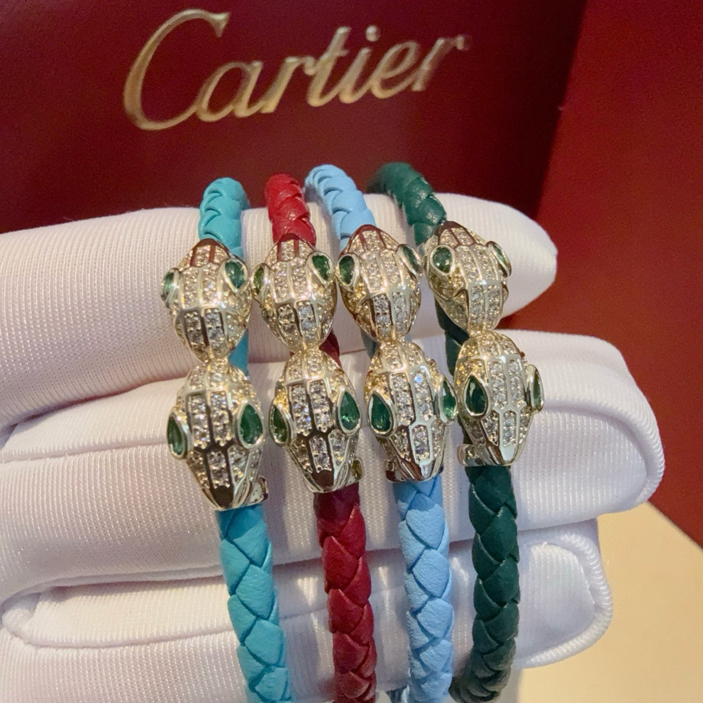 NO:557153,Cartier Leopard Head Diamond Leather Rope Bracelet High-end Customized Version Diamond-Inlaid Craftsmanship V Gold Material Classic and Fashionable Style Reconstruct the Aesthetics of Love with Sharp Lines!  Breaking the rules, the diamond-encrusted design actually achieves the ceiling of high-end sense - no need for flashy accumulation, love should be as pure as ever. Cartier is loved by many celebrities and Internet celebrities. The Leopard series bracelet is absolutely an eternal classic, and it is not limited to men and women, and there is no age limit!  Wear it and you will be the center of attention!  , jewelry boutique, cartier, bracelet19860909卡地亚豹头镶钻皮绳手镯 高端定制版本 镶嵌钻工艺 V金材质 经典而时尚风格 用凌厉线条重构爱情美学！打破常规,镶嵌钻设计反而成就高级感天花板——无需浮华堆砌,爱本应纯粹如初 卡地亚受众多明星网红的爱戴 豹子系列手镯 绝对是永恒经典 而且男女不限 年龄不限 ！戴上它你就是焦点！,饰品精品,cartier,bracelet,Jewelry