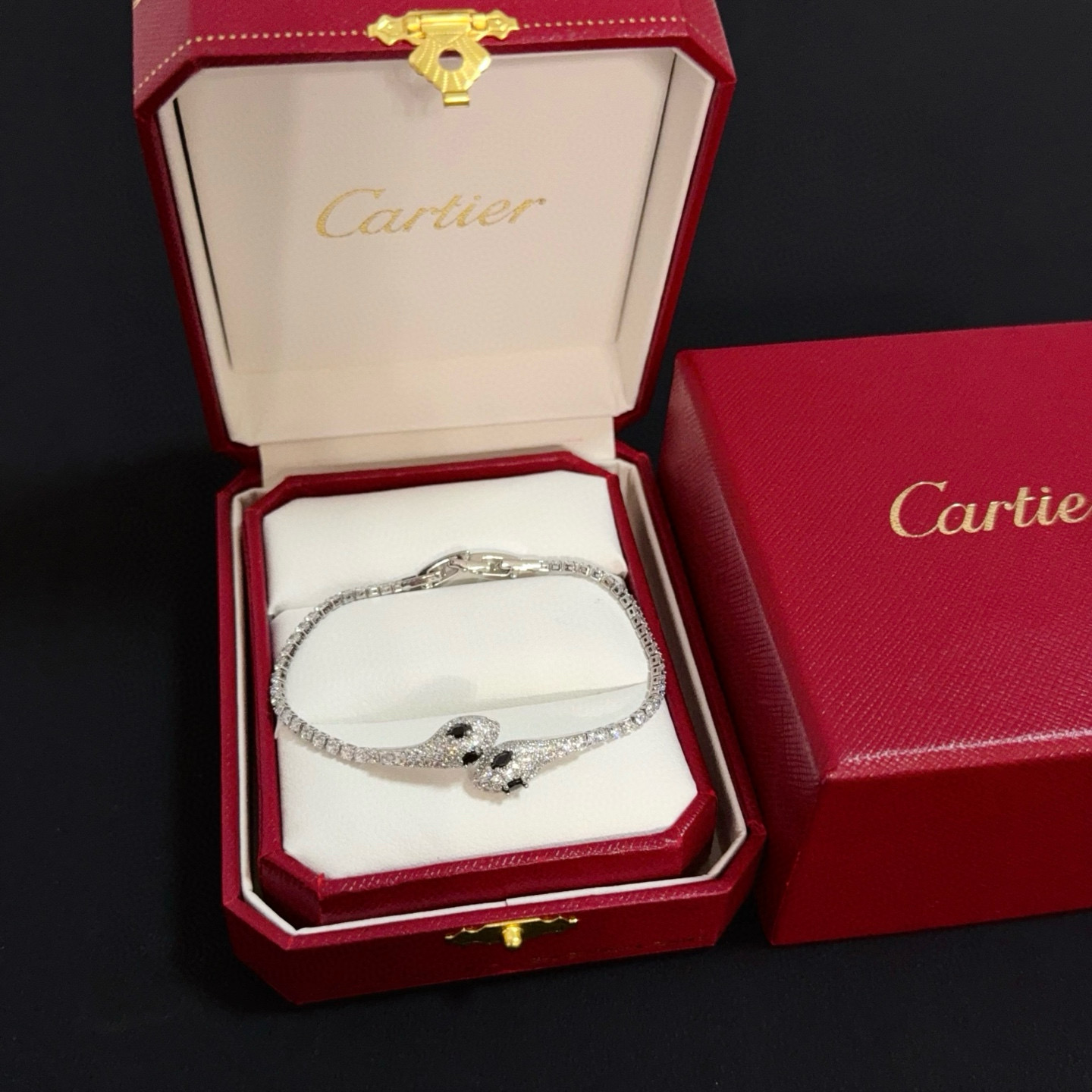 NO:557160,Cartier diamond-encrusted love bracelet. High-end customized version. Diamond-encrusted craftsmanship. V gold material. Classic and fashionable style. Reconstruct the aesthetics of love with sharp lines!  Breaking the rules, the diamond-encrusted design actually achieves the ceiling of high-end sense - no need for flashy accumulation, love should be as pure as ever. Cartier is loved by many celebrities and Internet celebrities. The Leopard series bracelet is absolutely an eternal classic, and it is not limited to men and women, and there is no age limit!  Wear it and you will be the center of attention!  , jewelry boutique,cartier,bracelet,bracelet19860909卡地亚镶钻爱心手链 高端定制版本 镶嵌钻工艺 V金材质 经典而时尚风格 用凌厉线条重构爱情美学！打破常规,镶嵌钻设计反而成就高级感天花板——无需浮华堆砌,爱本应纯粹如初 卡地亚受众多明星网红的爱戴 豹子系列手镯 绝对是永恒经典 而且男女不限 年龄不限 ！戴上它你就是焦点！,饰品精品,cartier,bracelet,bracelet,Jewelry