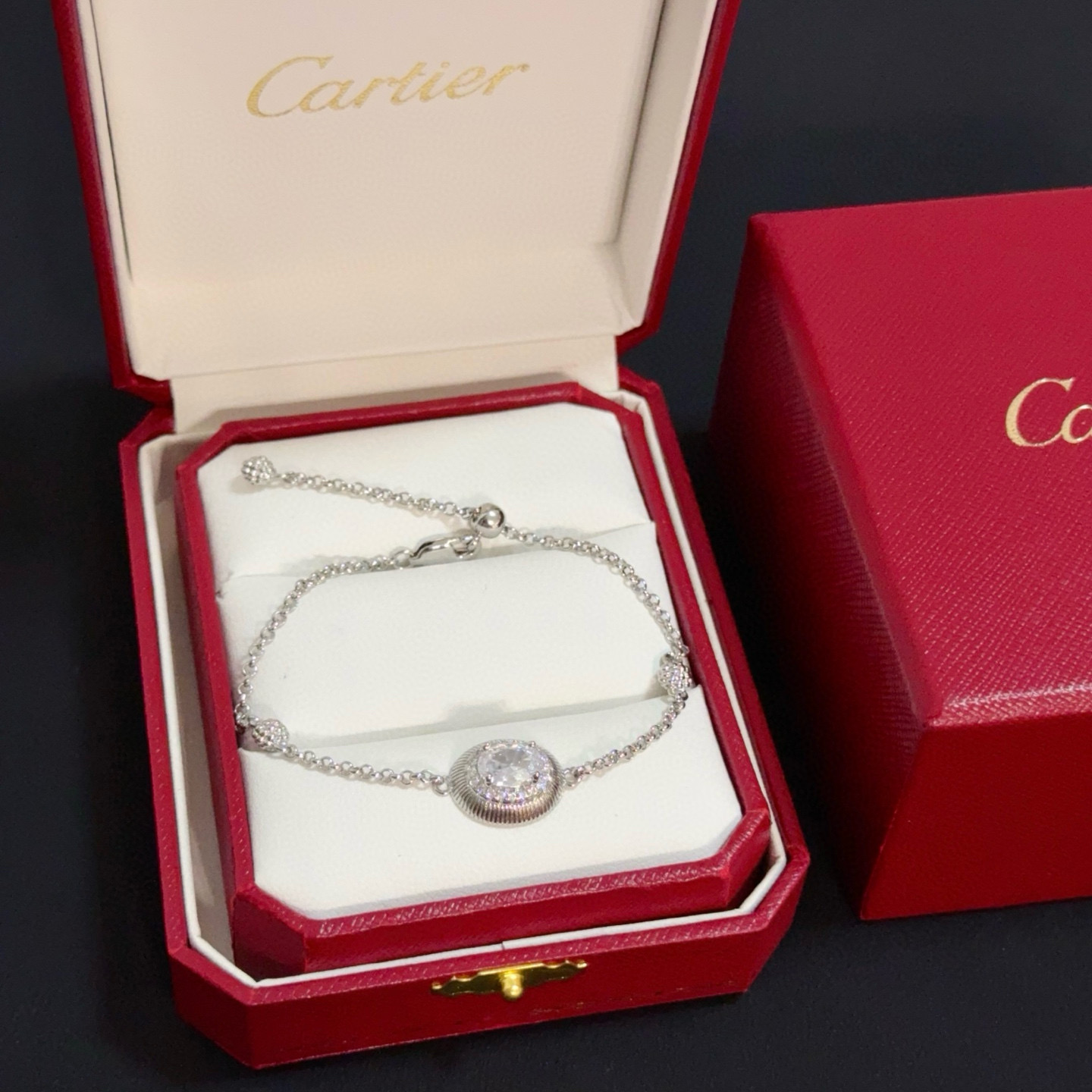 NO:557181,Cartier diamond-encrusted bracelet, high-end customized version, diamond-encrusted craftsmanship, V-gold material, classic and fashionable style, reconstructing the aesthetics of love with sharp lines!  Breaking the rules, the diamond-encrusted design actually achieves the ceiling of high-end sense - no need for flashy accumulation, love should be as pure as ever. Cartier is loved by many celebrities and Internet celebrities. The Leopard series bracelet is absolutely an eternal classic, and it is not limited to men and women, and there is no age limit!  Wear it and you will be the center of attention!  , jewelry boutique,cartier,bracelet,bracelet19860909卡地亚镶钻手链 高端定制版本 镶嵌钻工艺 V金材质 经典而时尚风格 用凌厉线条重构爱情美学！打破常规,镶嵌钻设计反而成就高级感天花板——无需浮华堆砌,爱本应纯粹如初 卡地亚受众多明星网红的爱戴 豹子系列手镯 绝对是永恒经典 而且男女不限 年龄不限 ！戴上它你就是焦点！,饰品精品,cartier,bracelet,bracelet,Jewelry