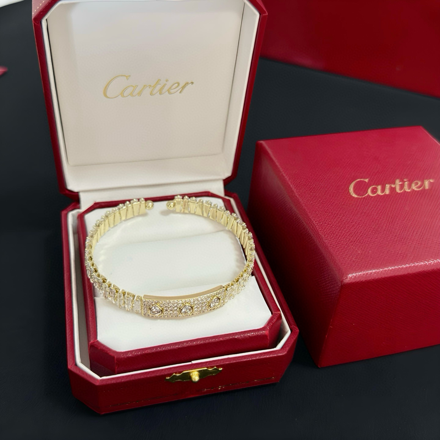 NO:557122,Cartier diamond-encrusted bracelet, high-end customized version, diamond-encrusted craftsmanship, V gold material, classic and fashionable style, reconstruct the aesthetics of love with sharp lines!  Breaking the rules, the diamond-encrusted design actually achieves the ceiling of high-end sense - no need for flashy accumulation, love should be as pure as ever. Cartier is loved by many celebrities and Internet celebrities. The Leopard series bracelet is absolutely an eternal classic, and it is not limited to men and women, and there is no age limit!  Wear it and you will be the center of attention!  , jewelry boutique, cartier, bracelet19860909卡地亚镶钻手镯 高端定制版本 镶嵌钻工艺 V金材质 经典而时尚风格 用凌厉线条重构爱情美学！打破常规,镶嵌钻设计反而成就高级感天花板——无需浮华堆砌,爱本应纯粹如初 卡地亚受众多明星网红的爱戴 豹子系列手镯 绝对是永恒经典 而且男女不限 年龄不限 ！戴上它你就是焦点！,饰品精品,cartier,bracelet,Jewelry