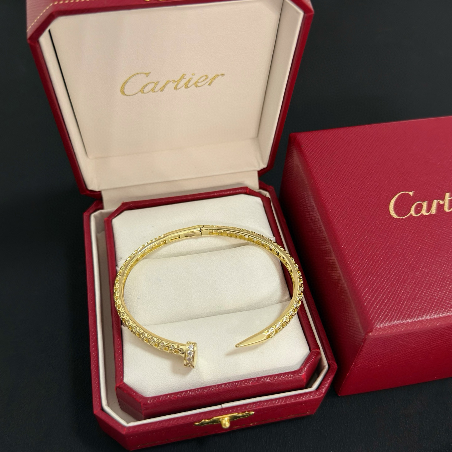 NO:557130,Cartier diamond-encrusted nail bracelet, high-end customized version, diamond-encrusted craftsmanship, V gold material, classic and fashionable style, reconstruct the aesthetics of love with sharp lines!  Breaking the rules, the diamond-encrusted design actually achieves the ceiling of high-end sense - no need for flashy accumulation, love should be as pure as ever. Cartier is loved by many celebrities and Internet celebrities. The Leopard series bracelet is absolutely an eternal classic, and it is not limited to men and women, and there is no age limit!  Wear it and you will be the center of attention!  , jewelry boutique, cartier, bracelet19860909卡地亚镶钻钉子手镯 高端定制版本 镶嵌钻工艺 V金材质 经典而时尚风格 用凌厉线条重构爱情美学！打破常规,镶嵌钻设计反而成就高级感天花板——无需浮华堆砌,爱本应纯粹如初 卡地亚受众多明星网红的爱戴 豹子系列手镯 绝对是永恒经典 而且男女不限 年龄不限 ！戴上它你就是焦点！,饰品精品,cartier,bracelet,Jewelry