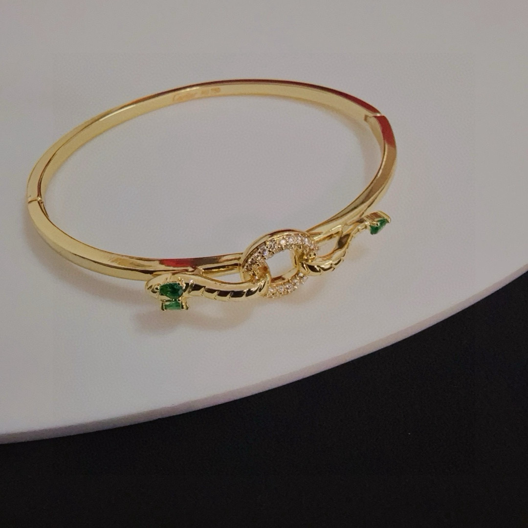 NO:557145,Cartier faucet diamond-encrusted bracelet. High-end customized version. Diamond-encrusted craftsmanship. V-gold material. Classic and fashionable style. Reconstruct the aesthetics of love with sharp lines!  Breaking the rules, the diamond-encrusted design actually achieves the ceiling of high-end sense - no need for flashy accumulation, love should be as pure as ever. Cartier is loved by many celebrities and Internet celebrities. The Leopard series bracelet is absolutely an eternal classic, and it is not limited to men and women, and there is no age limit!  Wear it and you will be the center of attention!  , jewelry boutique, cartier, bracelet19860909卡地亚龙头镶钻手镯 高端定制版本 镶嵌钻工艺 V金材质 经典而时尚风格 用凌厉线条重构爱情美学！打破常规,镶嵌钻设计反而成就高级感天花板——无需浮华堆砌,爱本应纯粹如初 卡地亚受众多明星网红的爱戴 豹子系列手镯 绝对是永恒经典 而且男女不限 年龄不限 ！戴上它你就是焦点！,饰品精品,cartier,bracelet,Jewelry