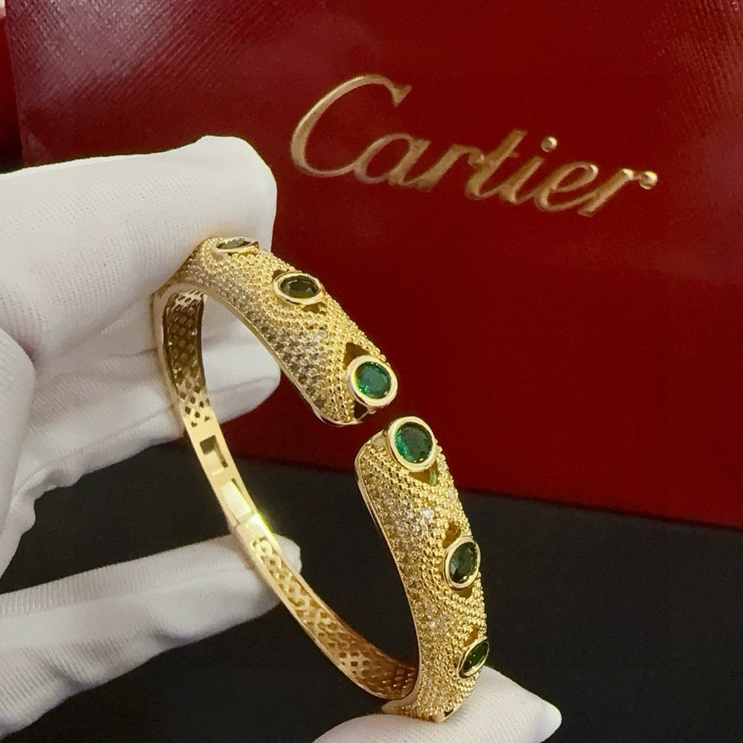 NO:557155,Cartier leopard diamond bracelet, high-end customized version, diamond-encrusted craftsmanship, V gold material, classic and fashionable style, reconstruct the aesthetics of love with sharp lines!  Breaking the rules, the diamond-encrusted design actually achieves the ceiling of high-end sense - no need for flashy accumulation, love should be as pure as ever. Cartier is loved by many celebrities and Internet celebrities. The Leopard series bracelet is absolutely an eternal classic, and it is not limited to men and women, and there is no age limit!  Wear it and you will be the center of attention!  , jewelry boutique, cartier, bracelet19860909卡地亚豹子镶钻手镯 高端定制版本 镶嵌钻工艺 V金材质 经典而时尚风格 用凌厉线条重构爱情美学！打破常规,镶嵌钻设计反而成就高级感天花板——无需浮华堆砌,爱本应纯粹如初 卡地亚受众多明星网红的爱戴 豹子系列手镯 绝对是永恒经典 而且男女不限 年龄不限 ！戴上它你就是焦点！,饰品精品,cartier,bracelet,Jewelry