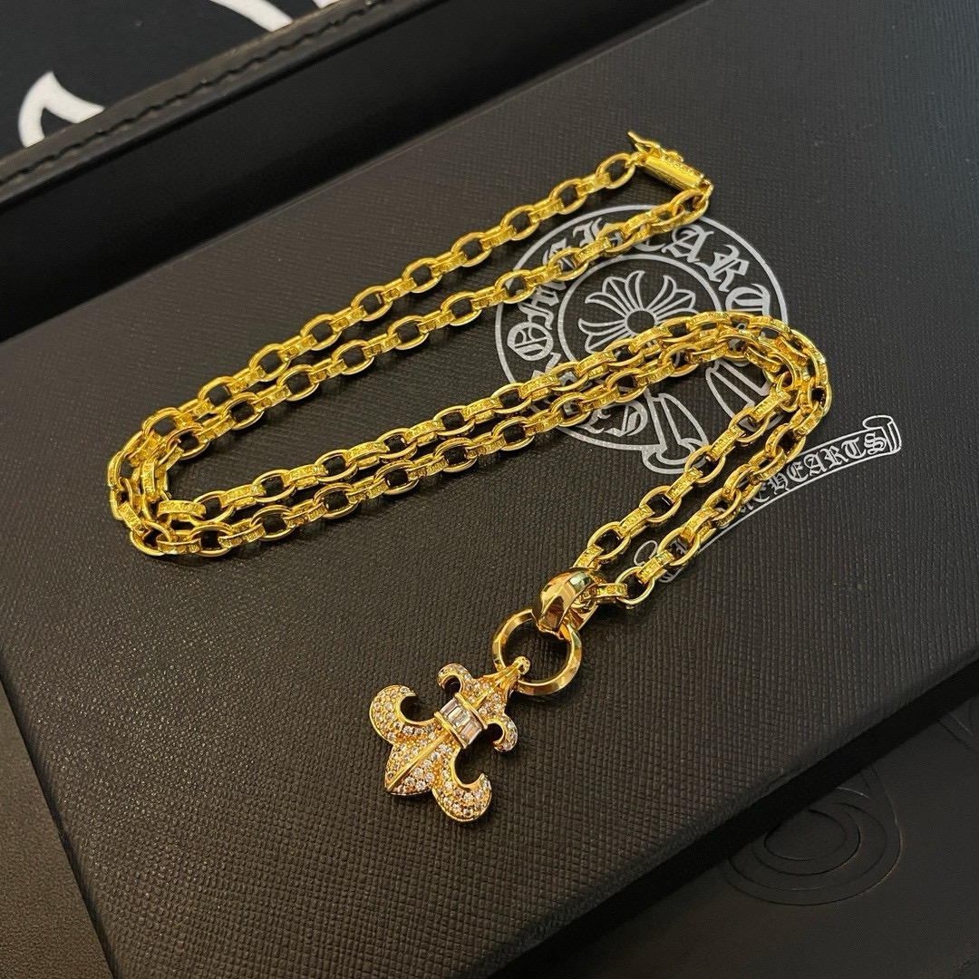 NO:558413,The first batch of new [counter quality] Chrome Hearts classic gold letter necklace, Scout flower inlaid with diamond pendant, different concave and convex shapes, different pattern design styles, showing a distinctive cross. The Scout flower is the symbol of Chrome Hearts, so it is more durable. Genuine pattern-printed Chrome Hearts distinguishes the ordinary light version in the market. Match the version and standard quality. Look at the printing details. The degree of retro gray oxidation. Seiko version!  !  !  Purely handmade ~ Authentic open mold fashion essentials. Can be worn by both men and women. Same style for couples. Official website original. Rock punk Thai silver style. Retro elements. Trendy and versatile!  , jewelry boutique, chrome hearts, chrome hearts, necklace, gold19860909批新款【专柜品质】Chrome Hearts克罗心 经典黄金色字母项链 童军花镶钻吊坠 凹凸造型不同的花纹设计风格 呈现出与众不同 十字架 童军花是克罗心的志 所以更经久不衰 正品打版Chrome Hearts克罗心 区别市场普通轻版 对版对标品质 看字印细节 复古做旧灰氧程度.精工版本！！！ 纯手工打造 ～正品开模潮流时尚必备 男女均可佩戴 情侣同款 官网原版 摇滚朋克泰银风格 复古元素 潮流百搭！,饰品精品,chrome hearts,chrome hearts,necklace,gold,Jewelry