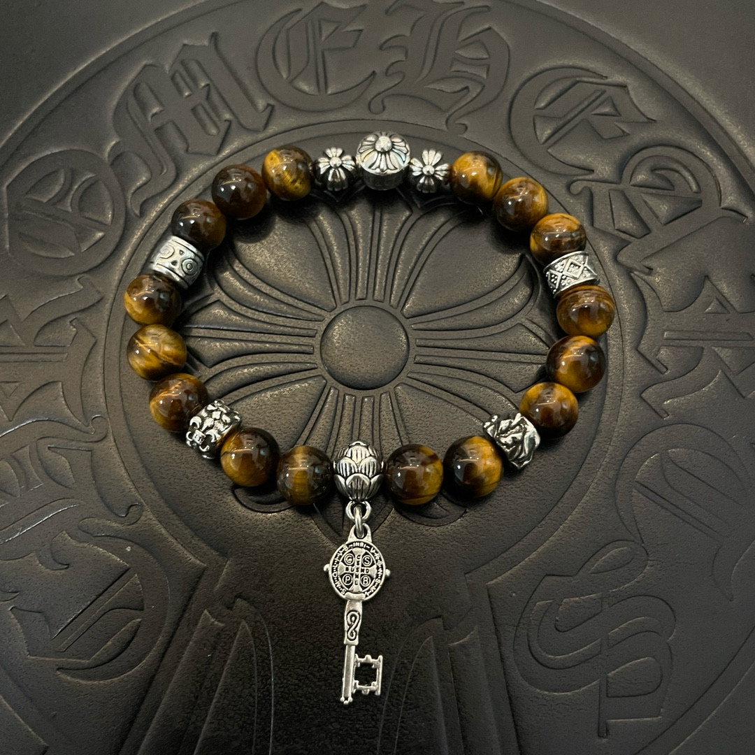 NO:557505,Batch of new [counter quality] Chrome Hearts classic retro multi-element tiger eye stone bracelet, popular on Kuaishou/ins/Xiaohongshu, the different concave and convex shapes of the pattern design style are unique. The cross scout flower is the symbol of Chrome Hearts, so it is more durable. Genuine type-printing Chrome Hearts distinguishes the ordinary light version in the market. Match the version and standard quality. Look at the printing details. The degree of retro gray oxidation. Seiko version!  , jewelry boutique, chrome hearts, chrome hearts, bracelet19860909批 新款【专柜品质】Chrome Hearts克罗心 经典复古多元素虎眼石手串手链 ,快手/ins/小红书热门,凹凸造型不同的花纹设计风格呈现出与众不同 十字架童军花是克罗心的标志 所以更经久不衰 正品打版Chrome Hearts克罗心 区别市场普通轻版 对版对标品质 看字印细节 复古做旧灰氧程度.精工版本！,饰品精品,chrome hearts,chrome hearts,bracelet,Jewelry