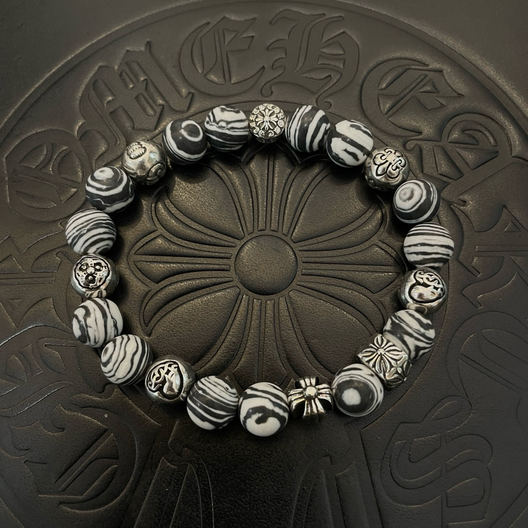 NO:557513,Batch of new [counter quality] Chrome Hearts classic retro multi-element bracelet, popular on Kuaishou/ins/Xiaohongshu, the different concave and convex shapes of the pattern design style are unique. The cross scout flower is the symbol of Chrome Hearts, so it is more durable. Genuine pattern-printing Chrome Hearts distinguishes the ordinary light version in the market. Match the version and standard quality. Look at the printing details. The degree of retro gray oxidation. Seiko version!  , jewelry boutique, chrome hearts, chrome hearts, bracelet19860909批 新款【专柜品质】Chrome Hearts克罗心 经典复古多元素手串手链 ,快手/ins/小红书热门,凹凸造型不同的花纹设计风格呈现出与众不同 十字架童军花是克罗心的标志 所以更经久不衰 正品打版Chrome Hearts克罗心 区别市场普通轻版 对版对标品质 看字印细节 复古做旧灰氧程度.精工版本！,饰品精品,chrome hearts,chrome hearts,bracelet,Jewelry