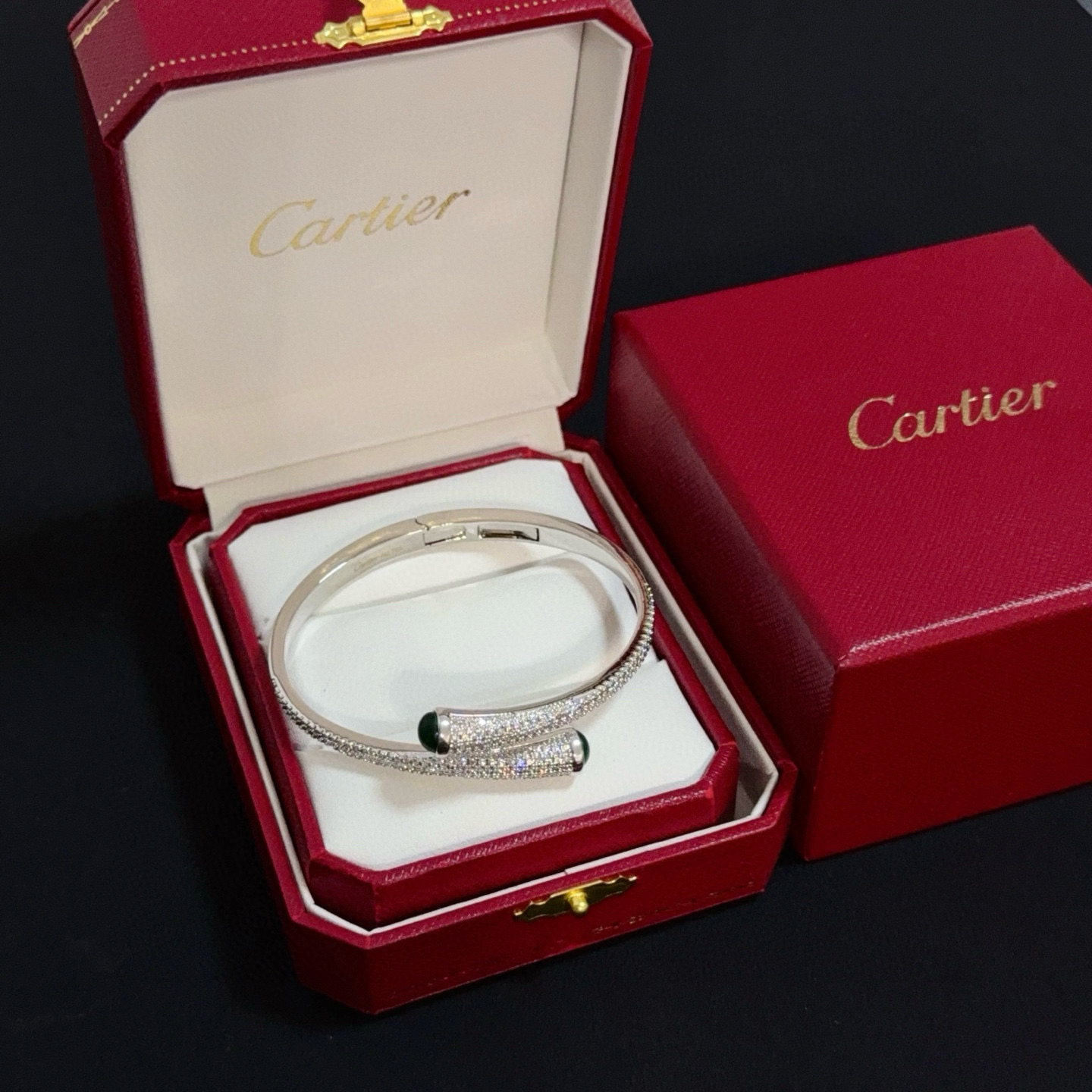 NO:557203,Cartier diamond-encrusted bracelet, high-end customized version, diamond-encrusted craftsmanship, V gold material, classic and fashionable style, reconstruct the aesthetics of love with sharp lines!  Breaking the rules, the diamond-encrusted design actually achieves the ceiling of high-end sense - no need for flashy accumulation, love should be as pure as ever. Cartier is loved by many celebrities and Internet celebrities. The Leopard series bracelet is absolutely an eternal classic, and it is not limited to men and women, and there is no age limit!  Wear it and you will be the center of attention!  , jewelry boutique, cartier, bracelet19860909卡地亚镶钻手镯 高端定制版本 镶嵌钻工艺 V金材质 经典而时尚风格 用凌厉线条重构爱情美学！打破常规,镶嵌钻设计反而成就高级感天花板——无需浮华堆砌,爱本应纯粹如初 卡地亚受众多明星网红的爱戴 豹子系列手镯 绝对是永恒经典 而且男女不限 年龄不限 ！戴上它你就是焦点！,饰品精品,cartier,bracelet,Jewelry