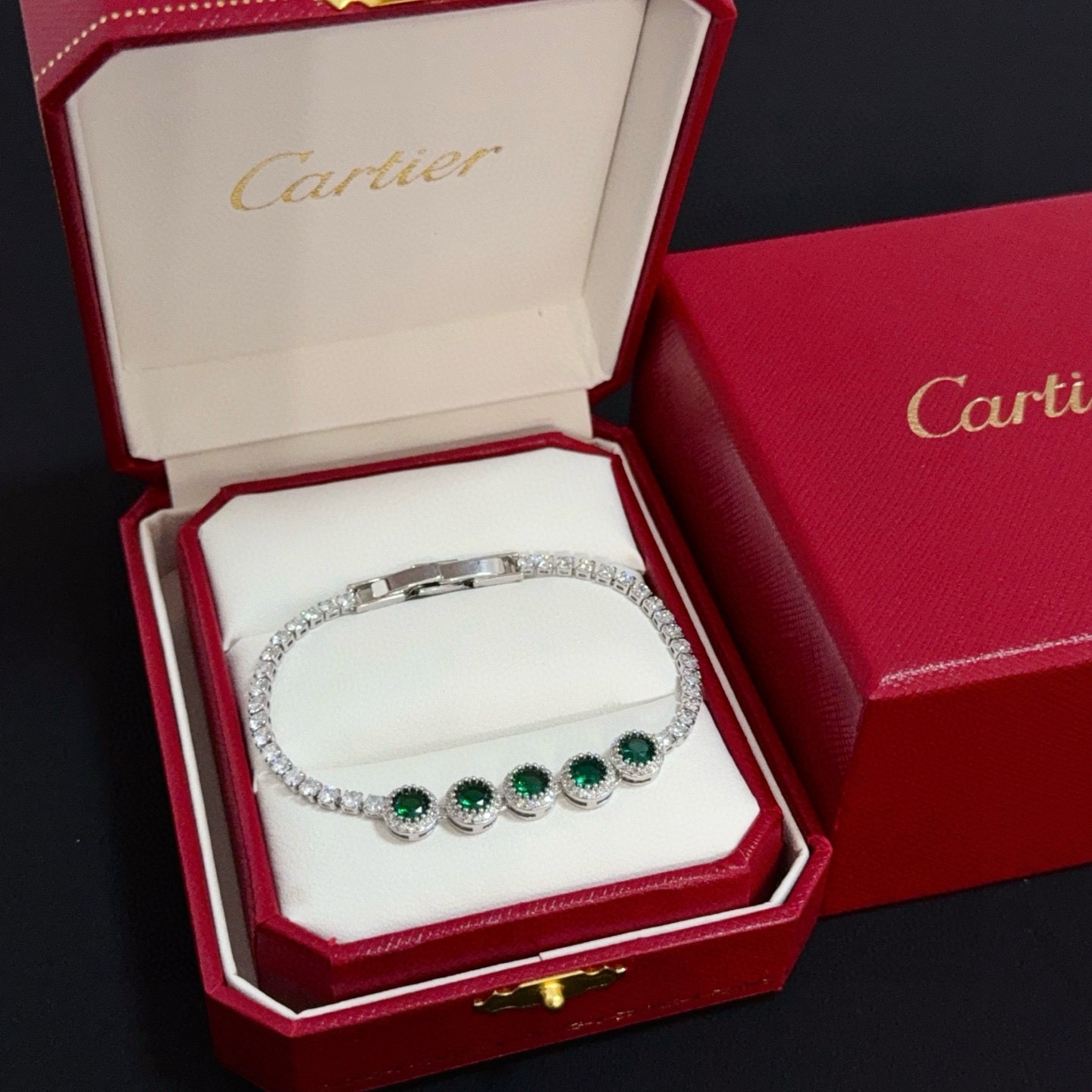 NO:557208,Cartier diamond-encrusted bracelet, high-end customized version. Diamond-encrusted craftsmanship. V-gold material. Classic and fashionable style. Reconstruct the aesthetics of love with sharp lines!  Breaking the rules, the diamond-encrusted design actually achieves the ceiling of high-end sense - no need for flashy accumulation, love should be as pure as ever. Cartier is loved by many celebrities and Internet celebrities. It is definitely an eternal classic, regardless of age!  Wear it and you will be the center of attention!  , jewelry boutique, cartier, bracelet19860909卡地亚镶钻手链,高端定制版本 镶嵌钻工艺 V金材质 经典而时尚风格 用凌厉线条重构爱情美学！打破常规,镶嵌钻设计反而成就高级感天花板——无需浮华堆砌,爱本应纯粹如初 卡地亚受众多明星网红的爱戴 绝对是永恒经典 年龄不限 ！戴上它你就是焦点！,饰品精品,cartier,bracelet,Jewelry