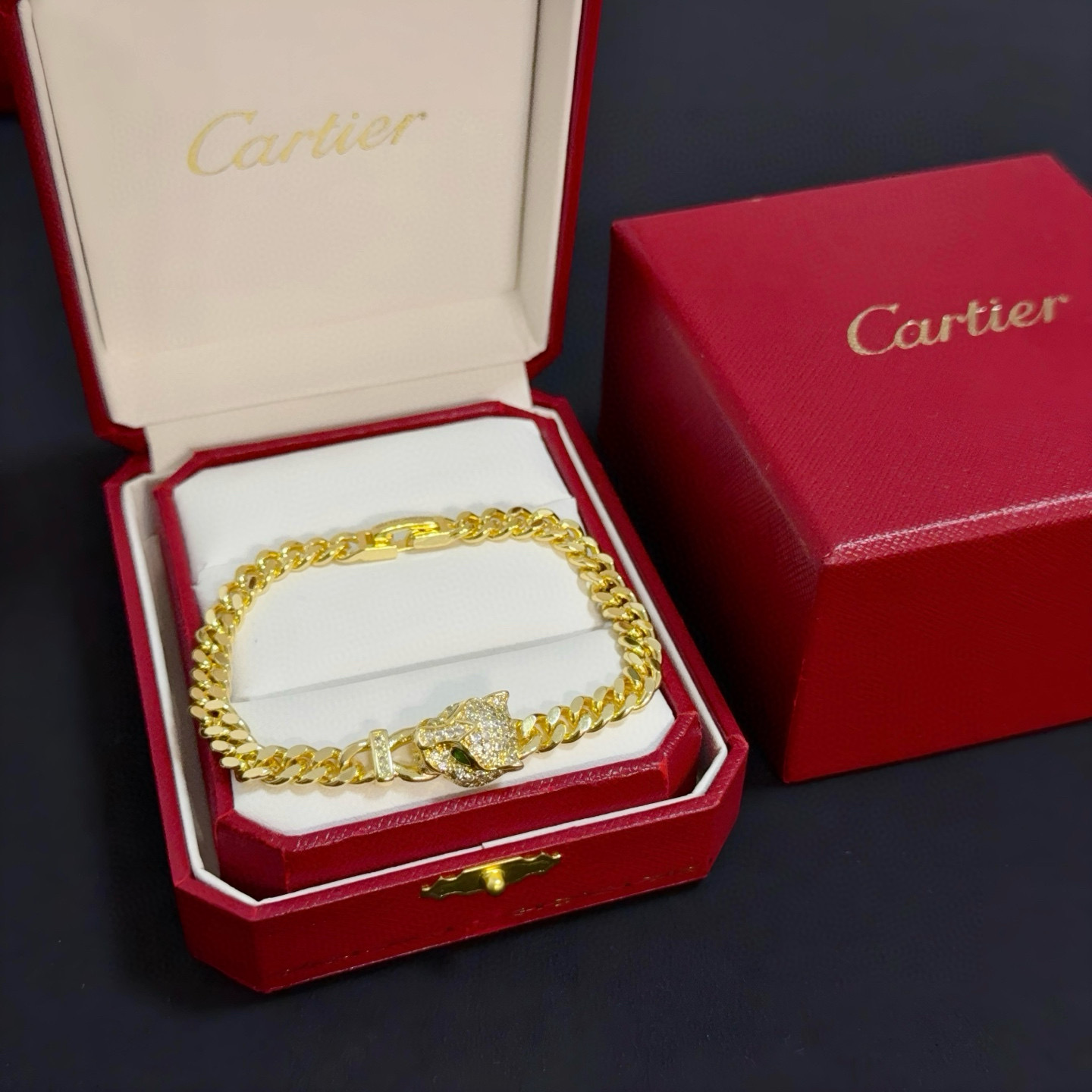 NO:557212,Cartier leopard head diamond-encrusted bracelet, high-end customized version, diamond-encrusted craftsmanship, V gold material, classic and fashionable style, reconstruct the aesthetics of love with sharp lines!  Breaking the rules, the diamond-encrusted design actually achieves the ceiling of high-end sense - no need for flashy accumulation, love should be as pure as ever. Cartier is loved by many celebrities and Internet celebrities. The Leopard series bracelet is absolutely an eternal classic, and it is not limited to men and women, and there is no age limit!  Wear it and you will be the center of attention!  |, jewelry boutique,cartier,bracelet,bracelet19860909卡地亚豹头镶钻手链 高端定制版本 镶嵌钻工艺 V金材质 经典而时尚风格 用凌厉线条重构爱情美学！打破常规,镶嵌钻设计反而成就高级感天花板——无需浮华堆砌,爱本应纯粹如初 卡地亚受众多明星网红的爱戴 豹子系列手镯 绝对是永恒经典 而且男女不限 年龄不限 ！戴上它你就是焦点！ ｜,饰品精品,cartier,bracelet,bracelet,Jewelry