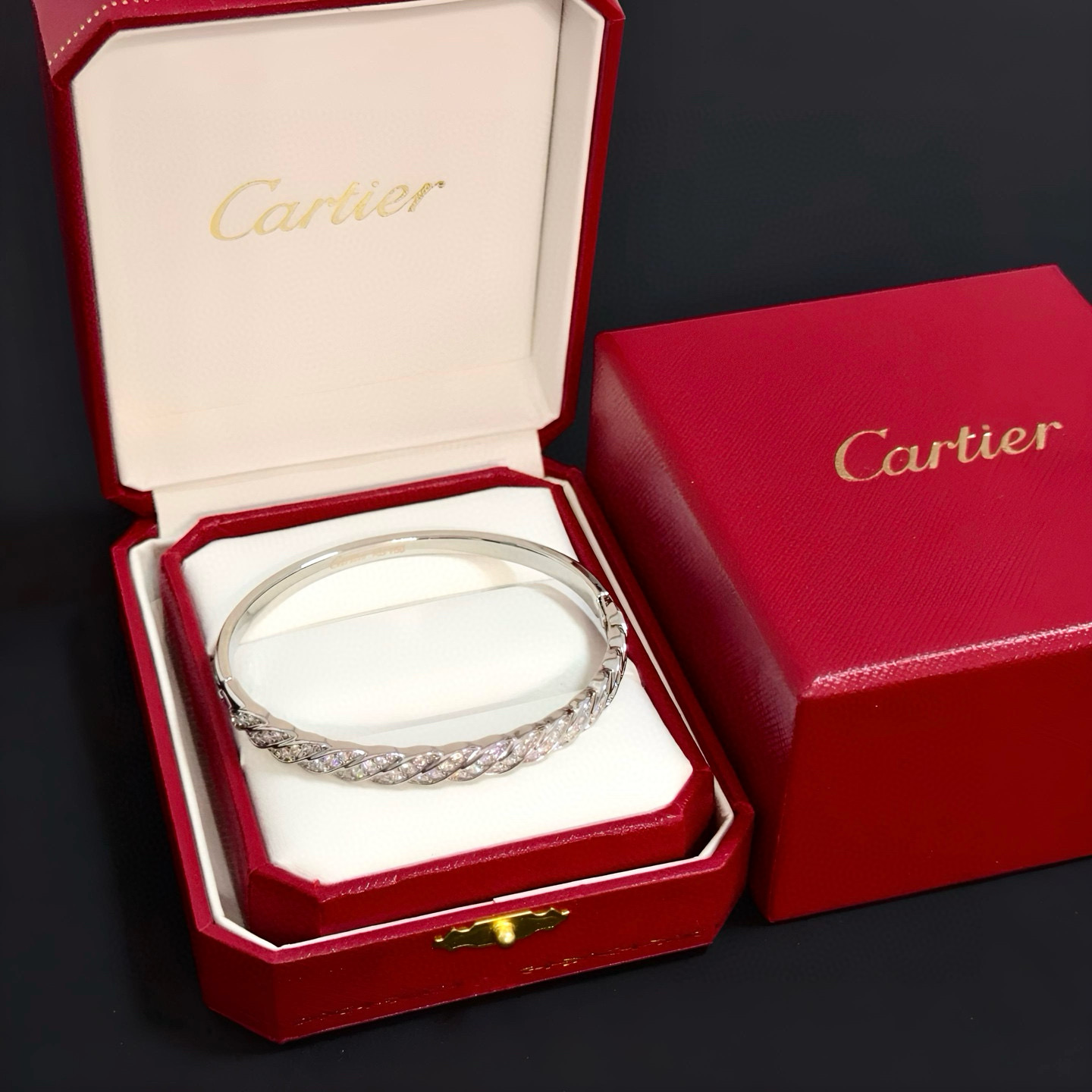 NO:557218,Cartier diamond-encrusted bracelet, high-end customized version, diamond-encrusted craftsmanship, V gold material, classic and fashionable style, reconstruct the aesthetics of love with sharp lines!  Breaking the rules, the diamond-encrusted design actually achieves the ceiling of high-end sense - no need for flashy accumulation, love should be as pure as ever. Cartier is loved by many celebrities and Internet celebrities. The Leopard series bracelet is absolutely an eternal classic, and it is not limited to men and women, and there is no age limit!  Wear it and you will be the center of attention!  , jewelry boutique, cartier, bracelet19860909卡地亚镶钻手镯 高端定制版本 镶嵌钻工艺 V金材质 经典而时尚风格 用凌厉线条重构爱情美学！打破常规,镶嵌钻设计反而成就高级感天花板——无需浮华堆砌,爱本应纯粹如初 卡地亚受众多明星网红的爱戴 豹子系列手镯 绝对是永恒经典 而且男女不限 年龄不限 ！戴上它你就是焦点！,饰品精品,cartier,bracelet,Jewelry