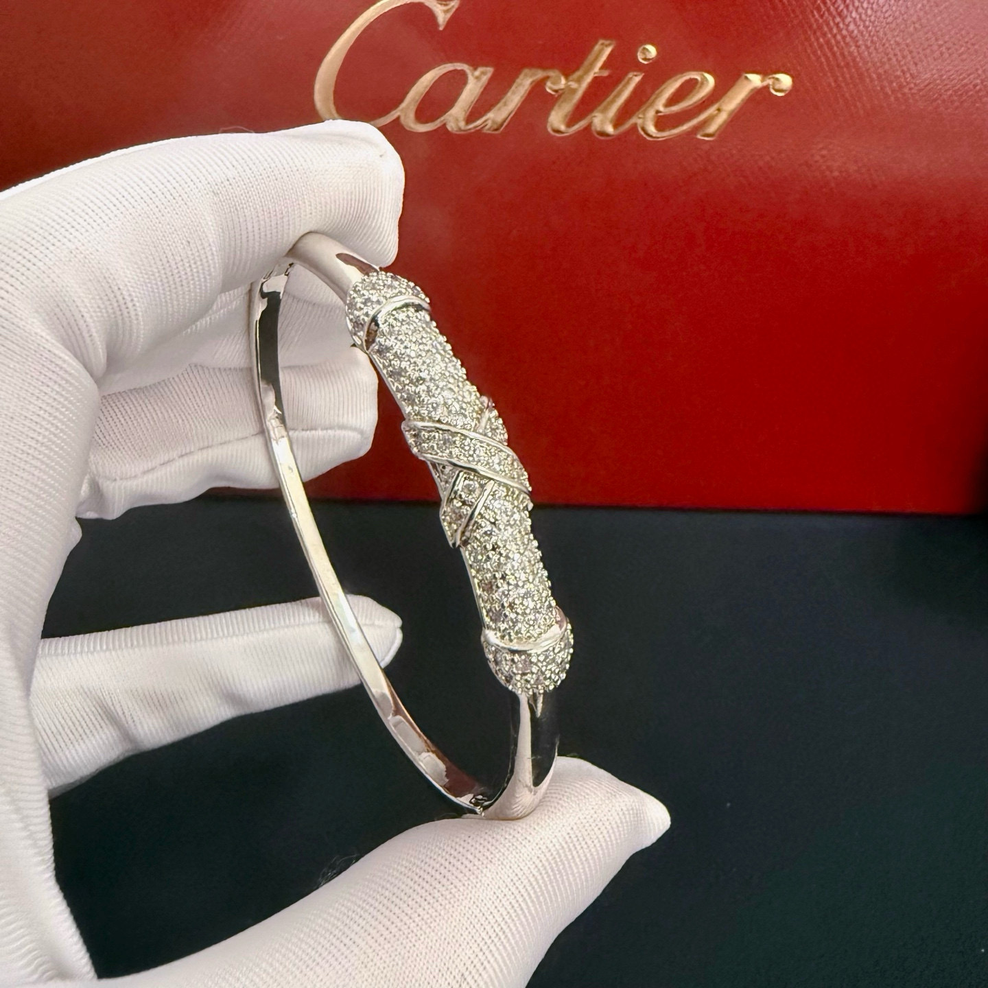 NO:557221,Cartier diamond-encrusted bracelet, high-end customized version, diamond-encrusted craftsmanship, V gold material, classic and fashionable style, reconstruct the aesthetics of love with sharp lines!  Breaking the rules, the diamond-encrusted design actually achieves the ceiling of high-end sense - no need for flashy accumulation, love should be as pure as ever. Cartier is loved by many celebrities and Internet celebrities. The Leopard series bracelet is absolutely an eternal classic, and it is not limited to men and women, and there is no age limit!  Wear it and you will be the center of attention!  , jewelry boutique, cartier, bracelet19860909卡地亚镶钻手镯 高端定制版本 镶嵌钻工艺 V金材质 经典而时尚风格 用凌厉线条重构爱情美学！打破常规,镶嵌钻设计反而成就高级感天花板——无需浮华堆砌,爱本应纯粹如初 卡地亚受众多明星网红的爱戴 豹子系列手镯 绝对是永恒经典 而且男女不限 年龄不限 ！戴上它你就是焦点！,饰品精品,cartier,bracelet,Jewelry