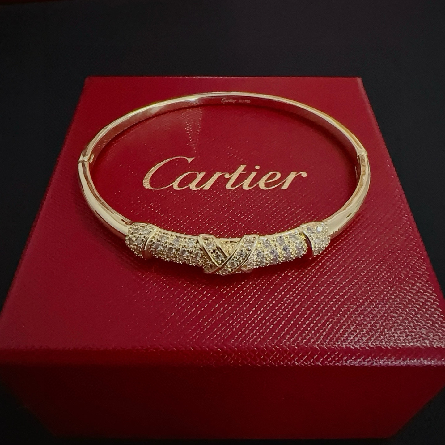 NO:556813,Cartier diamond-encrusted bracelet, high-end customized version, diamond-encrusted craftsmanship, V gold material, classic and fashionable style, reconstruct the aesthetics of love with sharp lines!  Breaking the rules, the diamond-encrusted design actually achieves the ceiling of high-end sense - no need for flashy accumulation, love should be as pure as ever. Cartier is loved by many celebrities and Internet celebrities. The Leopard series bracelet is absolutely an eternal classic, and it is not limited to men and women, and there is no age limit!  Wear it and you will be the center of attention!  , jewelry boutique, cartier, bracelet19860909卡地亚镶钻手镯 高端定制版本 镶嵌钻工艺 V金材质 经典而时尚风格 用凌厉线条重构爱情美学！打破常规,镶嵌钻设计反而成就高级感天花板——无需浮华堆砌,爱本应纯粹如初 卡地亚受众多明星网红的爱戴 豹子系列手镯 绝对是永恒经典 而且男女不限 年龄不限 ！戴上它你就是焦点！,饰品精品,cartier,bracelet,Jewelry