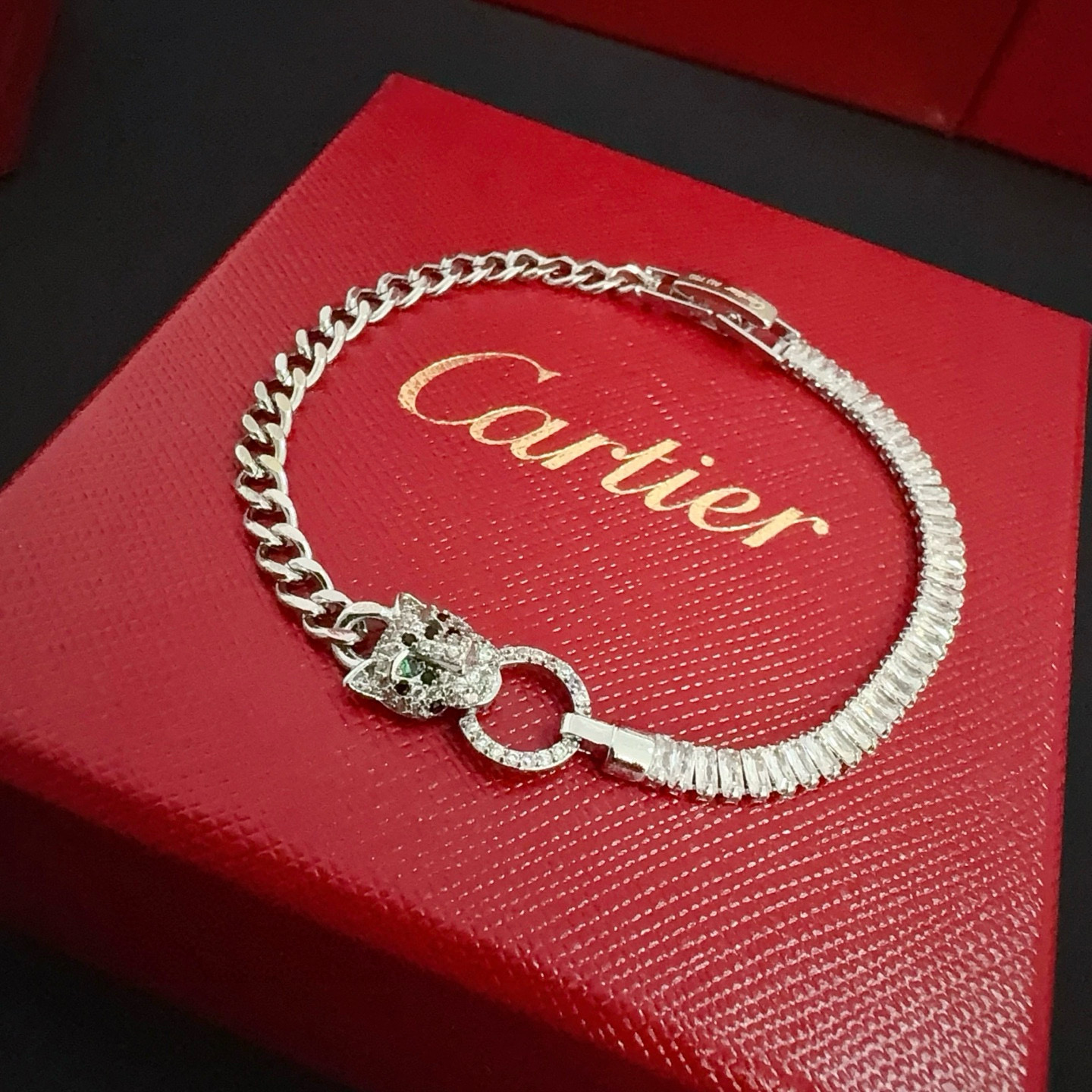 NO:556821,Cartier leopard diamond bracelet, high-end customized version, diamond-encrusted craftsmanship, V gold material, classic and fashionable style, reconstruct the aesthetics of love with sharp lines!  Breaking the rules, the diamond-encrusted design actually achieves the ceiling of high-end sense - no need for flashy accumulation, love should be as pure as ever. Cartier is loved by many celebrities and Internet celebrities. The Leopard series bracelet is absolutely an eternal classic, and it is not limited to men and women, and there is no age limit!  Wear it and you will be the center of attention!  , jewelry boutique, cartier, bracelet19860909卡地亚豹子镶钻手镯 高端定制版本 镶嵌钻工艺 V金材质 经典而时尚风格 用凌厉线条重构爱情美学！打破常规,镶嵌钻设计反而成就高级感天花板——无需浮华堆砌,爱本应纯粹如初 卡地亚受众多明星网红的爱戴 豹子系列手镯 绝对是永恒经典 而且男女不限 年龄不限 ！戴上它你就是焦点！,饰品精品,cartier,bracelet,Jewelry