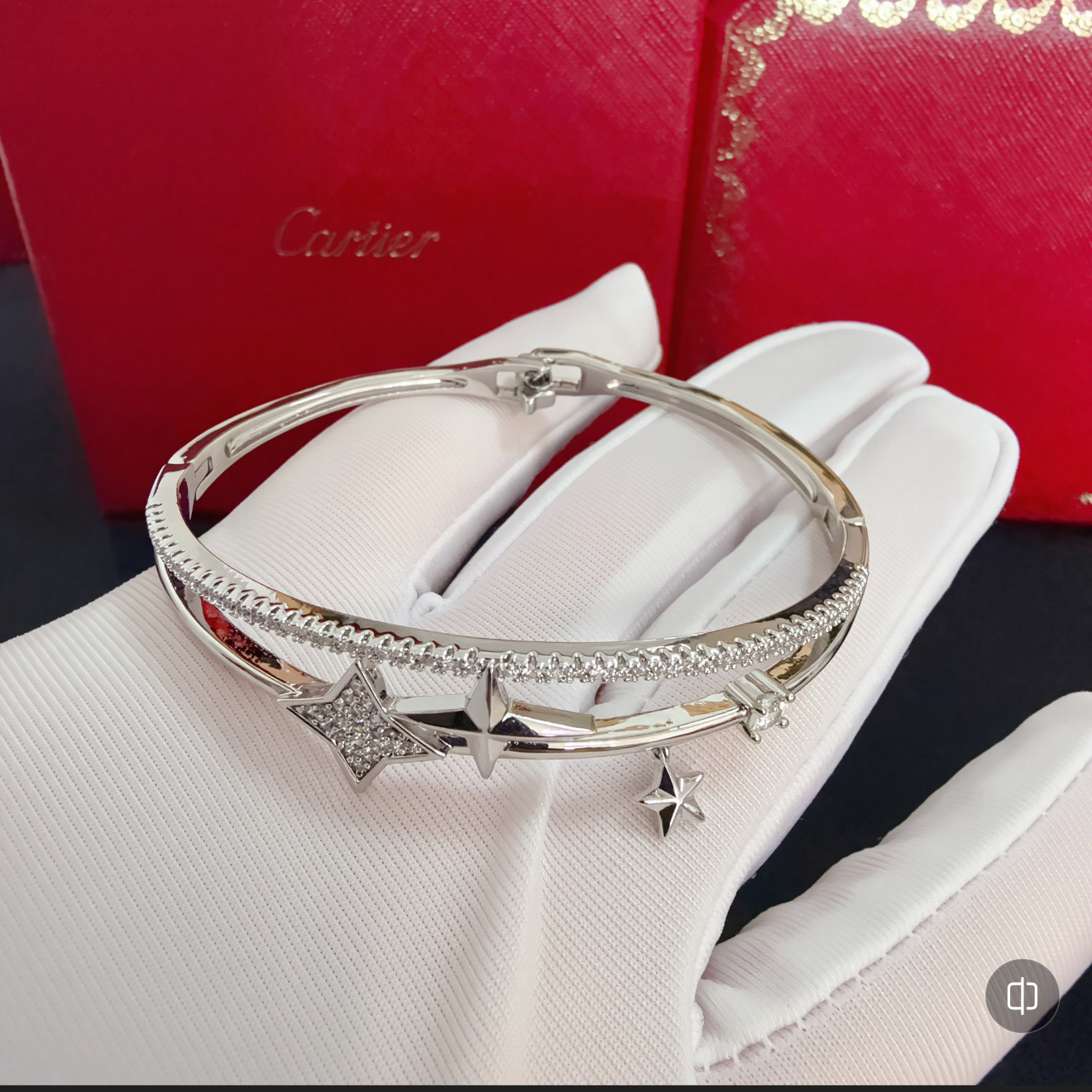 NO:556754,Cartier five-star diamond-encrusted bracelet, high-end customized version, diamond-encrusted craftsmanship, V gold material, classic and fashionable style, reconstruct the aesthetics of love with sharp lines!  Breaking the rules, the diamond-encrusted design actually achieves the ceiling of high-end sense - no need for flashy accumulation, love should be as pure as ever. Cartier is loved by many celebrities and Internet celebrities. The Leopard series bracelet is absolutely an eternal classic, and it is not limited to men and women, and there is no age limit!  Wear it and you will be the center of attention!  , jewelry boutique, cartier, bracelet19860909卡地亚五星镶钻手镯 高端定制版本 镶嵌钻工艺 V金材质 经典而时尚风格 用凌厉线条重构爱情美学！打破常规,镶嵌钻设计反而成就高级感天花板——无需浮华堆砌,爱本应纯粹如初 卡地亚受众多明星网红的爱戴 豹子系列手镯 绝对是永恒经典 而且男女不限 年龄不限 ！戴上它你就是焦点！,饰品精品,cartier,bracelet,Jewelry