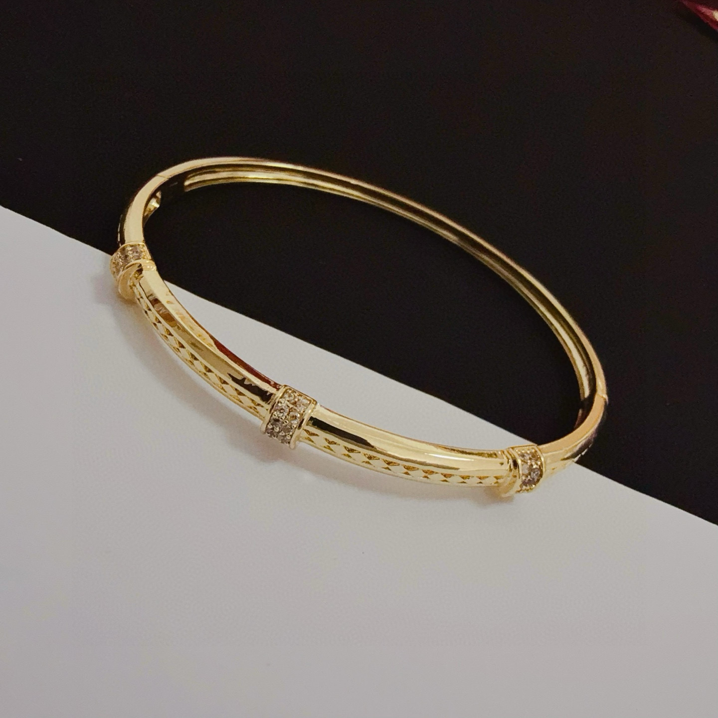 NO:556767,Cartier Bamboo Diamond Bracelet High-end Customized Version Diamond-Inlaid Craftsmanship V Gold Material Classic and Fashionable Style Reconstruct the Aesthetics of Love with Sharp Lines!  Breaking the rules, the diamond-encrusted design actually achieves the ceiling of high-end sense - no need for flashy accumulation, love should be as pure as ever. Cartier is loved by many celebrities and Internet celebrities. The Leopard series bracelet is absolutely an eternal classic, and it is not limited to men and women, and there is no age limit!  Wear it and you will be the center of attention!  , jewelry boutique, cartier, bracelet19860909卡地亚竹节镶钻手镯 高端定制版本 镶嵌钻工艺 V金材质 经典而时尚风格 用凌厉线条重构爱情美学！打破常规,镶嵌钻设计反而成就高级感天花板——无需浮华堆砌,爱本应纯粹如初 卡地亚受众多明星网红的爱戴 豹子系列手镯 绝对是永恒经典 而且男女不限 年龄不限 ！戴上它你就是焦点！,饰品精品,cartier,bracelet,Jewelry