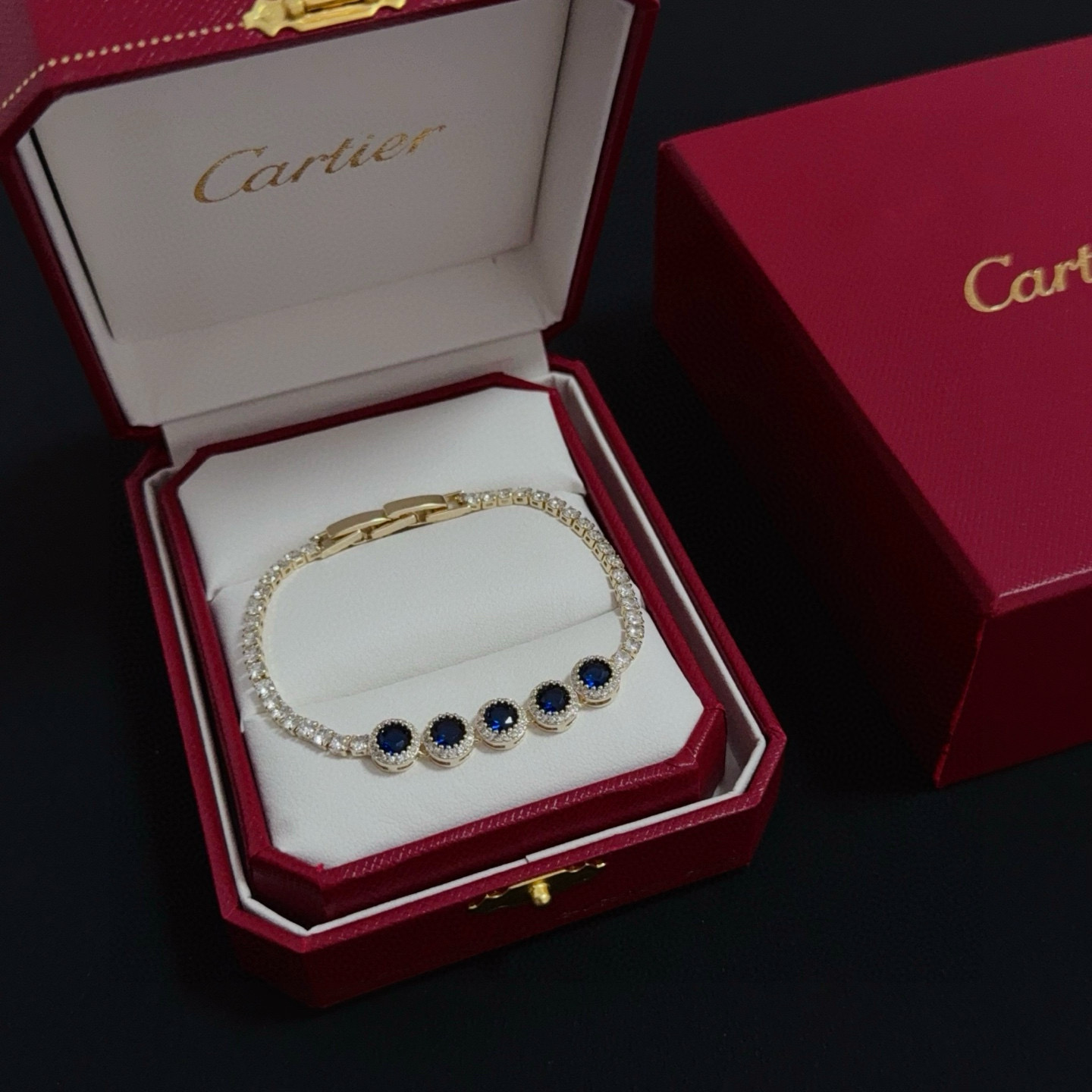 NO:556789,Cartier diamond-encrusted bracelet, high-end customized version, diamond-encrusted craftsmanship, V-gold material, classic and fashionable style, reconstructing the aesthetics of love with sharp lines!  Breaking the rules, the diamond-encrusted design actually achieves the ceiling of high-end sense - no need for flashy accumulation, love should be as pure as ever. Cartier is loved by many celebrities and Internet celebrities. The Leopard series bracelet is absolutely an eternal classic, and it is not limited to men and women, and there is no age limit!  Wear it and you will be the center of attention!  , jewelry boutique,cartier,bracelet,bracelet19860909卡地亚镶钻手链 高端定制版本 镶嵌钻工艺 V金材质 经典而时尚风格 用凌厉线条重构爱情美学！打破常规,镶嵌钻设计反而成就高级感天花板——无需浮华堆砌,爱本应纯粹如初 卡地亚受众多明星网红的爱戴 豹子系列手镯 绝对是永恒经典 而且男女不限 年龄不限 ！戴上它你就是焦点！,饰品精品,cartier,bracelet,bracelet,Jewelry