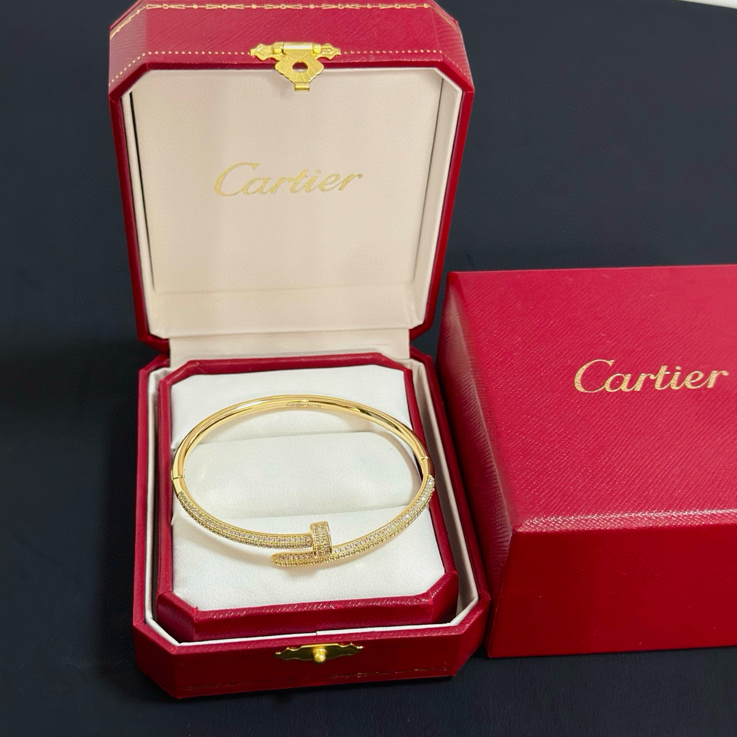 NO:556796,Cartier diamond-encrusted nail bracelet, high-end customized version, diamond-encrusted craftsmanship, V gold material, classic and fashionable style, reconstruct the aesthetics of love with sharp lines!  Breaking the rules, the diamond-encrusted design actually achieves the ceiling of high-end sense - no need for flashy accumulation, love should be as pure as ever. Cartier is loved by many celebrities and Internet celebrities. The Leopard series bracelet is absolutely an eternal classic, and it is not limited to men and women, and there is no age limit!  Wear it and you will be the center of attention!  , jewelry boutique, cartier, bracelet19860909卡地亚镶钻钉子手镯 高端定制版本 镶嵌钻工艺 V金材质 经典而时尚风格 用凌厉线条重构爱情美学！打破常规,镶嵌钻设计反而成就高级感天花板——无需浮华堆砌,爱本应纯粹如初 卡地亚受众多明星网红的爱戴 豹子系列手镯 绝对是永恒经典 而且男女不限 年龄不限 ！戴上它你就是焦点！,饰品精品,cartier,bracelet,Jewelry