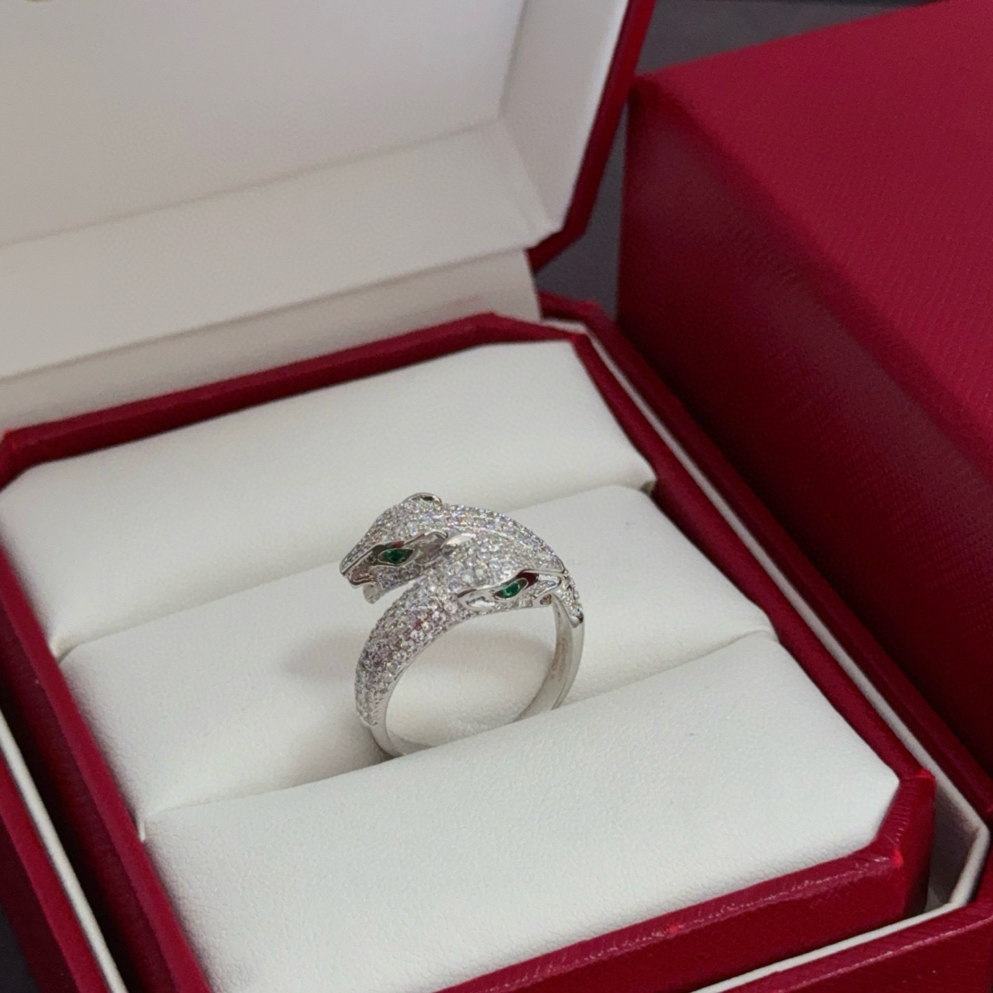 NO:556804,Cartier diamond-encrusted leopard head ring, high-end customized version, diamond-encrusted craftsmanship, V gold material, classic and fashionable style, reconstruct the aesthetics of love with sharp lines!  Breaking the rules, the diamond-encrusted design actually achieves the ceiling of high-end sense - no need for flashy accumulation, love should be as pure as ever. Cartier is loved by many celebrities and Internet celebrities. The Leopard series bracelet is absolutely an eternal classic, and it is not limited to men and women, and there is no age limit!  Wear it and you will be the center of attention!  , jewelry boutique, cartier, ring, bracelet19860909卡地亚镶钻豹头戒指 高端定制版本 镶嵌钻工艺 V金材质 经典而时尚风格 用凌厉线条重构爱情美学！打破常规,镶嵌钻设计反而成就高级感天花板——无需浮华堆砌,爱本应纯粹如初 卡地亚受众多明星网红的爱戴 豹子系列手镯 绝对是永恒经典 而且男女不限 年龄不限 ！戴上它你就是焦点！,饰品精品,cartier,ring,bracelet,Jewelry