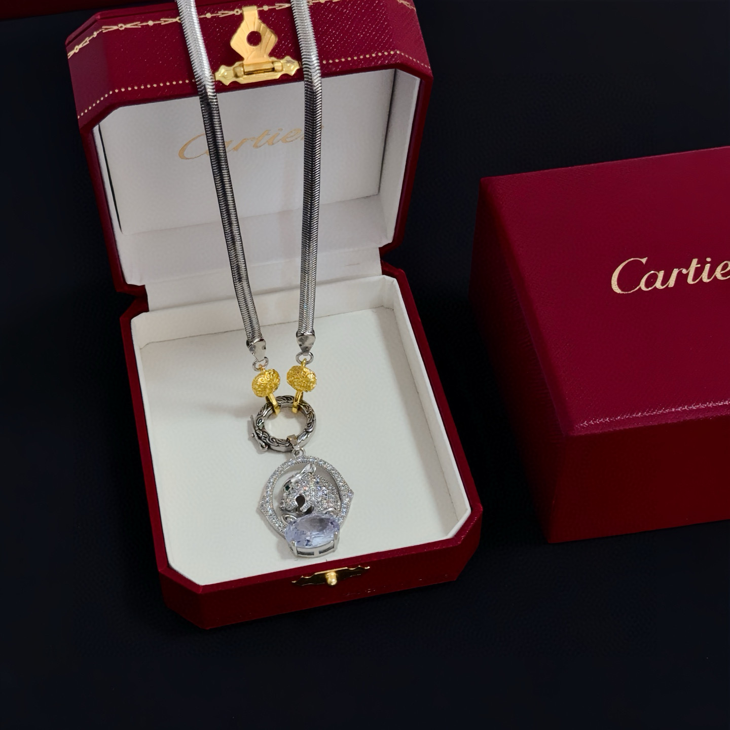 NO:556811,Cartier diamond-encrusted cheetah necklace. High-end customized version. Diamond-encrusted craftsmanship. V gold material. Classic and fashionable style. Reconstruct the aesthetics of love with sharp lines!  Breaking the rules, the diamond-encrusted design actually achieves the ceiling of high-end sense - no need for flashy accumulation, love should be as pure as ever. Cartier is loved by many celebrities and Internet celebrities. The Leopard series bracelet is absolutely an eternal classic, and it is not limited to men and women, and there is no age limit!  Wear it and you will be the center of attention!  , jewelry boutique,cartier,necklace,bracelet19860909卡地亚镶钻猎豹项链 高端定制版本 镶嵌钻工艺 V金材质 经典而时尚风格 用凌厉线条重构爱情美学！打破常规,镶嵌钻设计反而成就高级感天花板——无需浮华堆砌,爱本应纯粹如初 卡地亚受众多明星网红的爱戴 豹子系列手镯 绝对是永恒经典 而且男女不限 年龄不限 ！戴上它你就是焦点！,饰品精品,cartier,necklace,bracelet,Jewelry