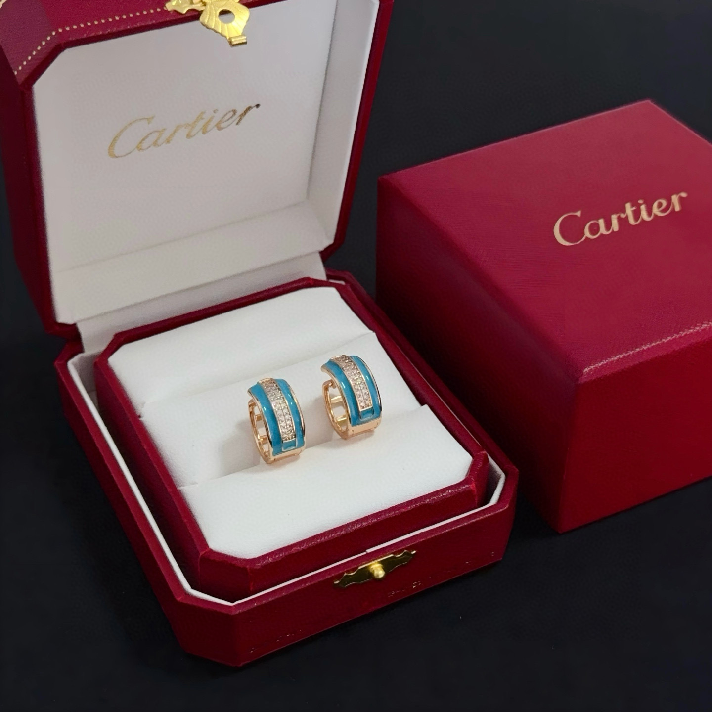 NO:556819,Cartier diamond-set earrings, high-end customized version, diamond-set craftsmanship, V gold material, classic and fashionable style, reconstruct the aesthetics of love with sharp lines!  Breaking the rules, the diamond-encrusted design actually achieves the ceiling of high-end sense - no need for flashy accumulation, love should be as pure as ever. Cartier is loved by many celebrities and Internet celebrities. The Leopard series bracelet is absolutely an eternal classic, and it is not limited to men and women, and there is no age limit!  Wear it and you will be the center of attention!  , jewelry boutique, cartier, bracelet19860909卡地亚镶钻耳钉 高端定制版本 镶嵌钻工艺 V金材质 经典而时尚风格 用凌厉线条重构爱情美学！打破常规,镶嵌钻设计反而成就高级感天花板——无需浮华堆砌,爱本应纯粹如初 卡地亚受众多明星网红的爱戴 豹子系列手镯 绝对是永恒经典 而且男女不限 年龄不限 ！戴上它你就是焦点！,饰品精品,cartier,bracelet,Jewelry