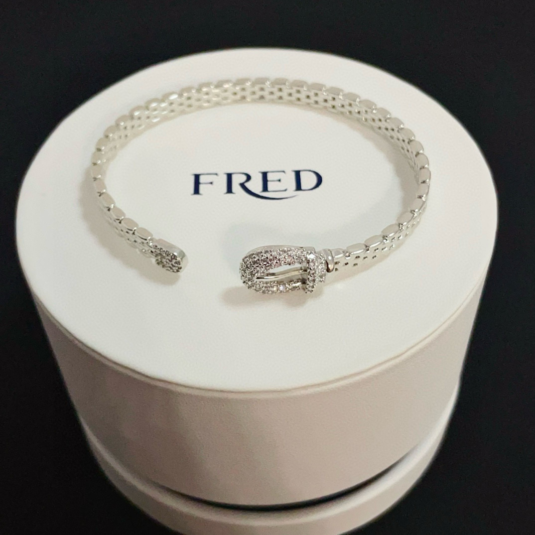 NO:556857,Popular Frederic full-diamond horseshoe buckle open bracelet, classic and versatile, a must-have item for fashionistas, fashionable and exquisite, 11 pairs of customized versions, thickened 18k electroplating process, the effect is very versatile!  !  , jewelry boutique, bracelet19860909火爆 费雷德满钻马蹄扣开口手镯 经典百搭,网红达人 时尚一族备必单品,时尚精致,11对版定制,加厚电镀18k工艺,上手效果非常百搭！！,饰品精品,bracelet,Jewelry