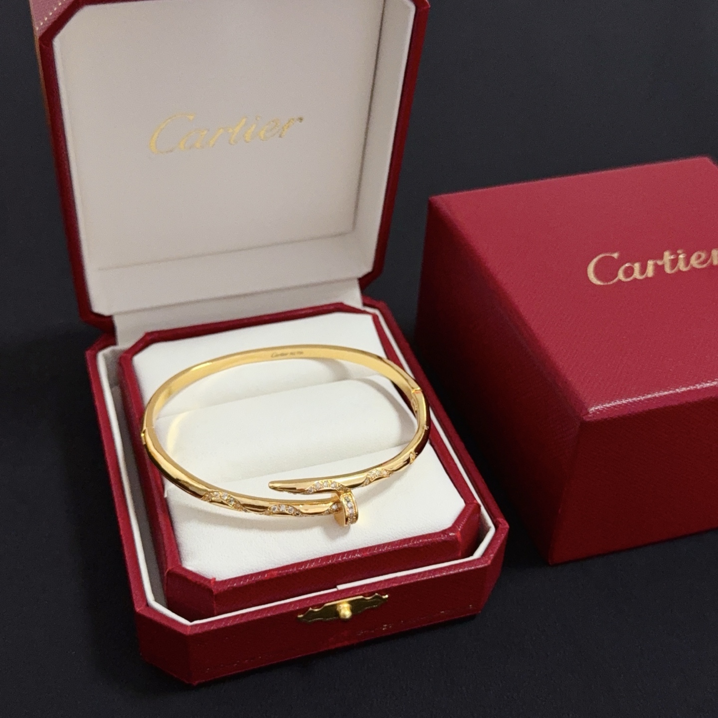 NO:556862,Cartier diamond-encrusted nail bracelet, high-end customized version, diamond-encrusted craftsmanship, V gold material, classic and fashionable style, reconstruct the aesthetics of love with sharp lines!  Breaking the rules, the diamond-encrusted design actually achieves the ceiling of high-end sense - no need for flashy accumulation, love should be as pure as ever. Cartier is loved by many celebrities and Internet celebrities. The Leopard series bracelet is absolutely an eternal classic, and it is not limited to men and women, and there is no age limit!  Wear it and you will be the center of attention!  , jewelry boutique, cartier, bracelet19860909卡地亚镶钻钉子手镯 高端定制版本 镶嵌钻工艺 V金材质 经典而时尚风格 用凌厉线条重构爱情美学！打破常规,镶嵌钻设计反而成就高级感天花板——无需浮华堆砌,爱本应纯粹如初 卡地亚受众多明星网红的爱戴 豹子系列手镯 绝对是永恒经典 而且男女不限 年龄不限 ！戴上它你就是焦点！,饰品精品,cartier,bracelet,Jewelry