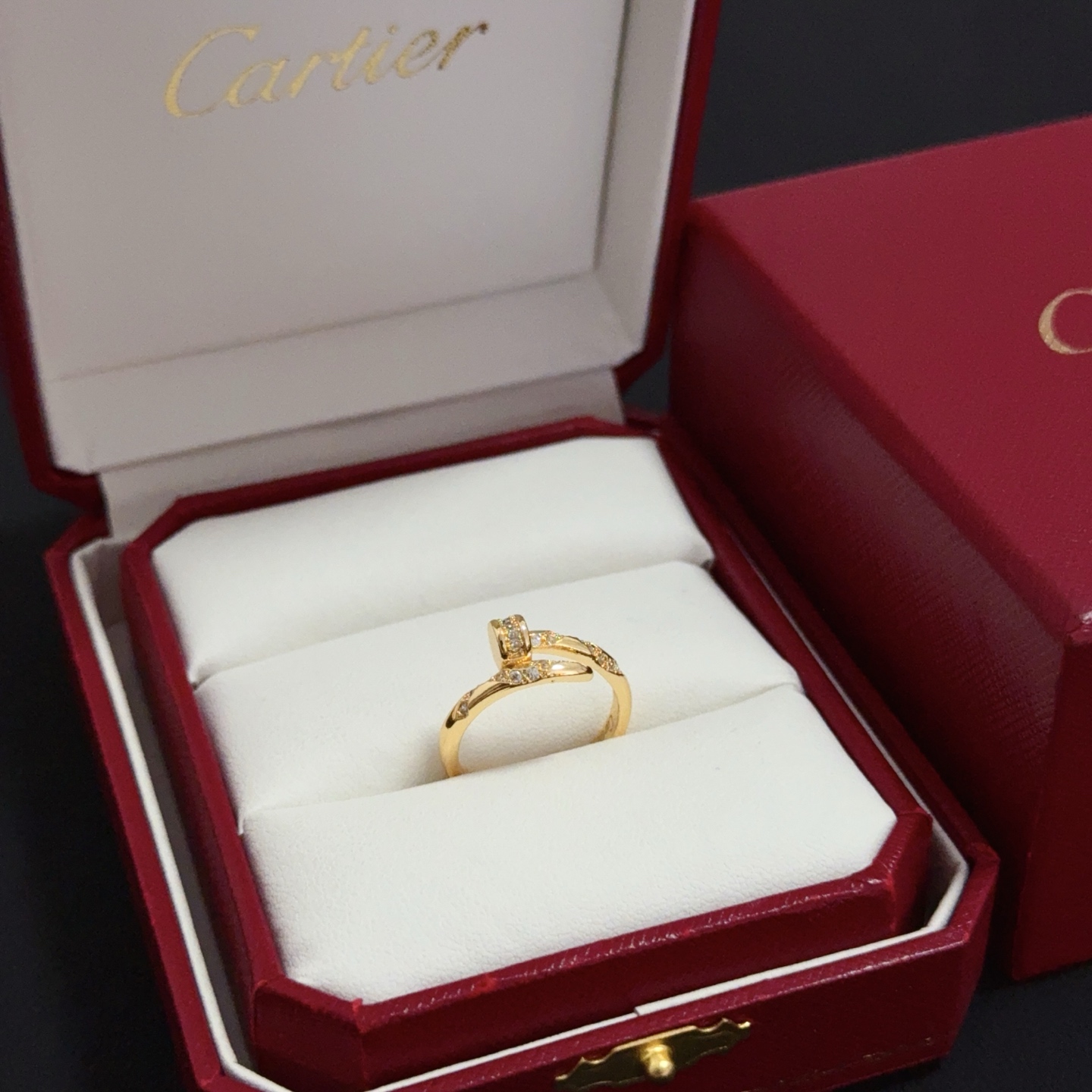 NO:556868,Cartier diamond-set ring, high-end customized version, diamond-set technology, V gold material, classic and fashionable style, using sharp lines to reconstruct the aesthetics of love!  Breaking the rules, the diamond-encrusted design actually achieves the ceiling of high-end sense - no need for flashy accumulation, love should be as pure as ever. Cartier is loved by many celebrities and Internet celebrities. The Leopard series bracelet is absolutely an eternal classic, and it is not limited to men and women, and there is no age limit!  Wear it and you will be the center of attention!  , jewelry boutique, cartier, ring, bracelet19860909卡地亚镶钻戒指 高端定制版本 镶嵌钻工艺 V金材质 经典而时尚风格 用凌厉线条重构爱情美学！打破常规,镶嵌钻设计反而成就高级感天花板——无需浮华堆砌,爱本应纯粹如初 卡地亚受众多明星网红的爱戴 豹子系列手镯 绝对是永恒经典 而且男女不限 年龄不限 ！戴上它你就是焦点！,饰品精品,cartier,ring,bracelet,Jewelry