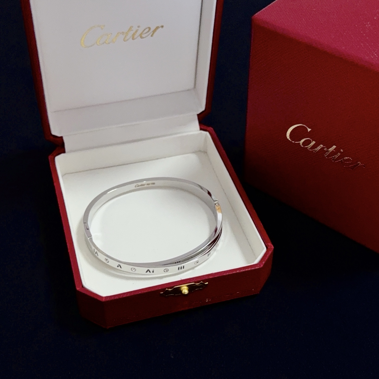 NO:556872,Cartier bracelet, high-end customized version, inlaid with diamond craftsmanship, V gold material, classic and fashionable style, reconstructing the aesthetics of love with sharp lines!  Breaking the rules, the diamond-encrusted design actually achieves the ceiling of high-end sense - no need for flashy accumulation, love should be as pure as ever. Cartier is loved by many celebrities and Internet celebrities. The Leopard series bracelet is absolutely an eternal classic, and it is not limited to men and women, and there is no age limit!  Wear it and you will be the center of attention!  , jewelry boutique, cartier, bracelet19860909卡地亚手镯 高端定制版本 镶嵌钻工艺 V金材质 经典而时尚风格 用凌厉线条重构爱情美学！打破常规,镶嵌钻设计反而成就高级感天花板——无需浮华堆砌,爱本应纯粹如初 卡地亚受众多明星网红的爱戴 豹子系列手镯 绝对是永恒经典 而且男女不限 年龄不限 ！戴上它你就是焦点！,饰品精品,cartier,bracelet,Jewelry