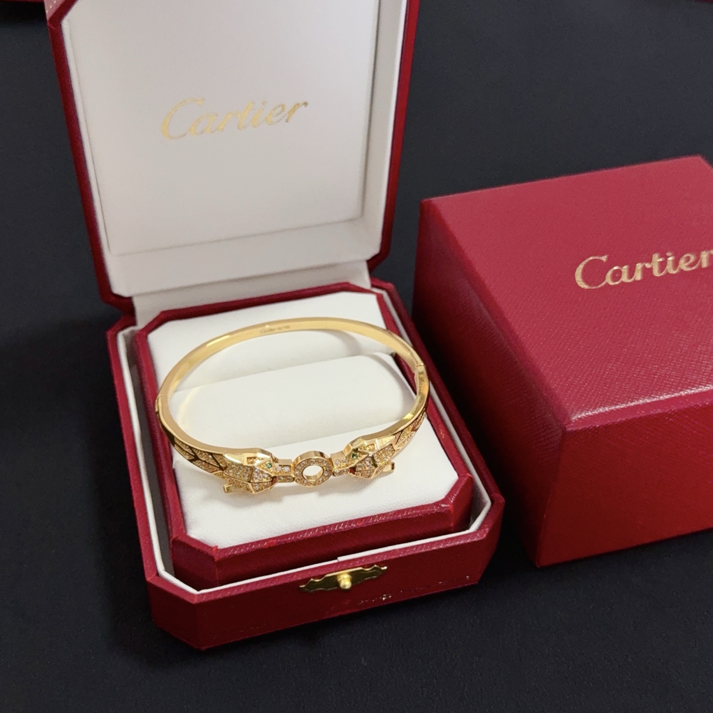 NO:556828,Cartier cheetah diamond-encrusted bracelet, high-end customized version, diamond-encrusted craftsmanship, V gold material, classic and fashionable style, reconstruct the aesthetics of love with sharp lines!  Breaking the rules, the diamond-encrusted design actually achieves the ceiling of high-end sense - no need for flashy accumulation, love should be as pure as ever. Cartier is loved by many celebrities and Internet celebrities. The Leopard series bracelet is absolutely an eternal classic, and it is not limited to men and women, and there is no age limit!  Wear it and you will be the center of attention!  , jewelry boutique, cartier, bracelet19860909卡地亚猎豹镶钻手镯 高端定制版本 镶嵌钻工艺 V金材质 经典而时尚风格 用凌厉线条重构爱情美学！打破常规,镶嵌钻设计反而成就高级感天花板——无需浮华堆砌,爱本应纯粹如初 卡地亚受众多明星网红的爱戴 豹子系列手镯 绝对是永恒经典 而且男女不限 年龄不限 ！戴上它你就是焦点！,饰品精品,cartier,bracelet,Jewelry